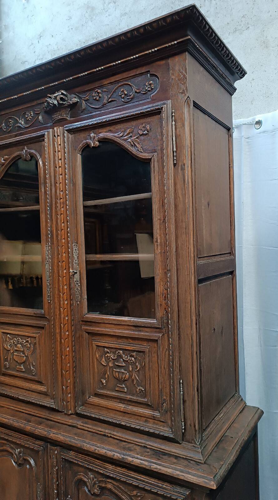 Buffet with 2 bodies in carved oak, Louis XV style, 19th century.