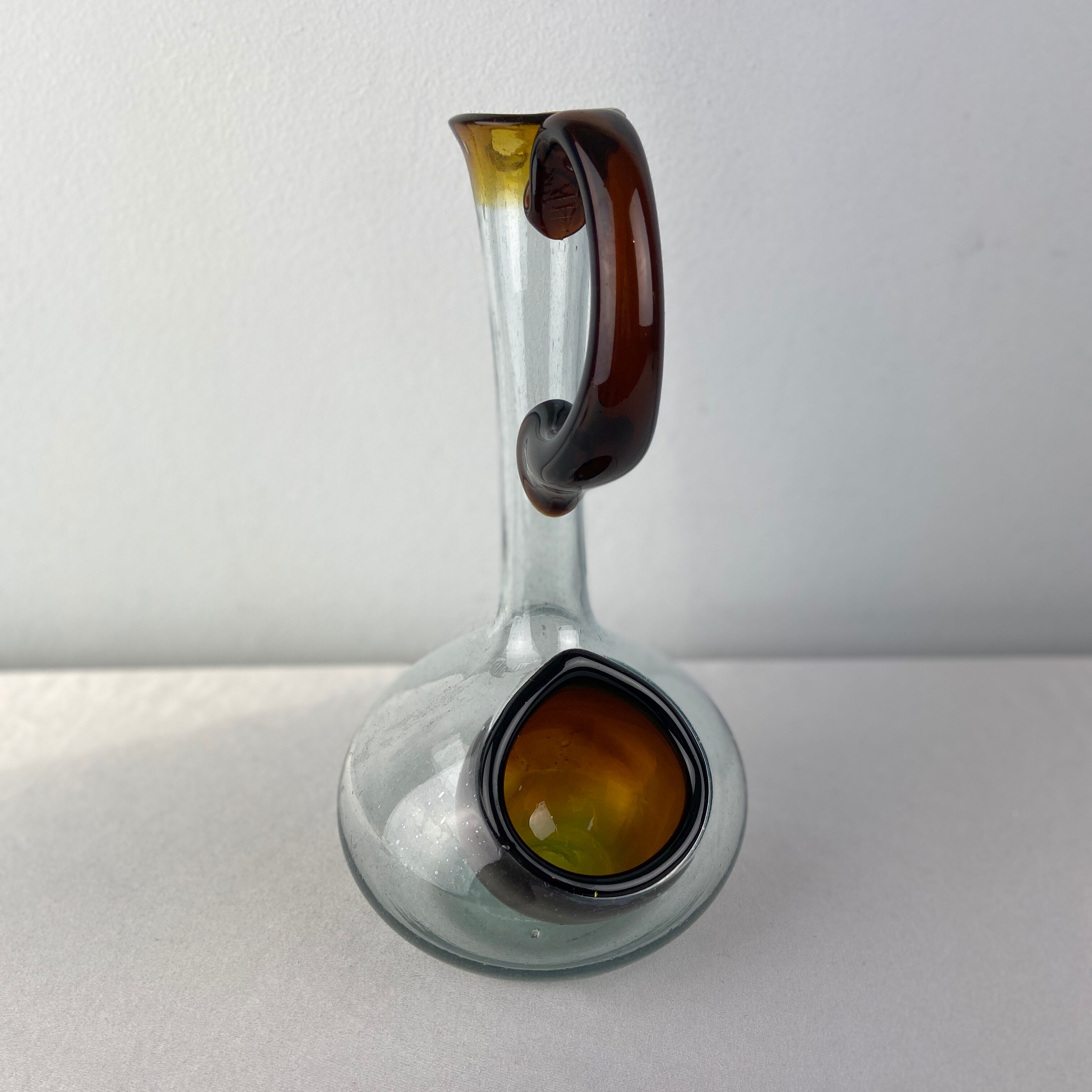 Glass decanter with brown details