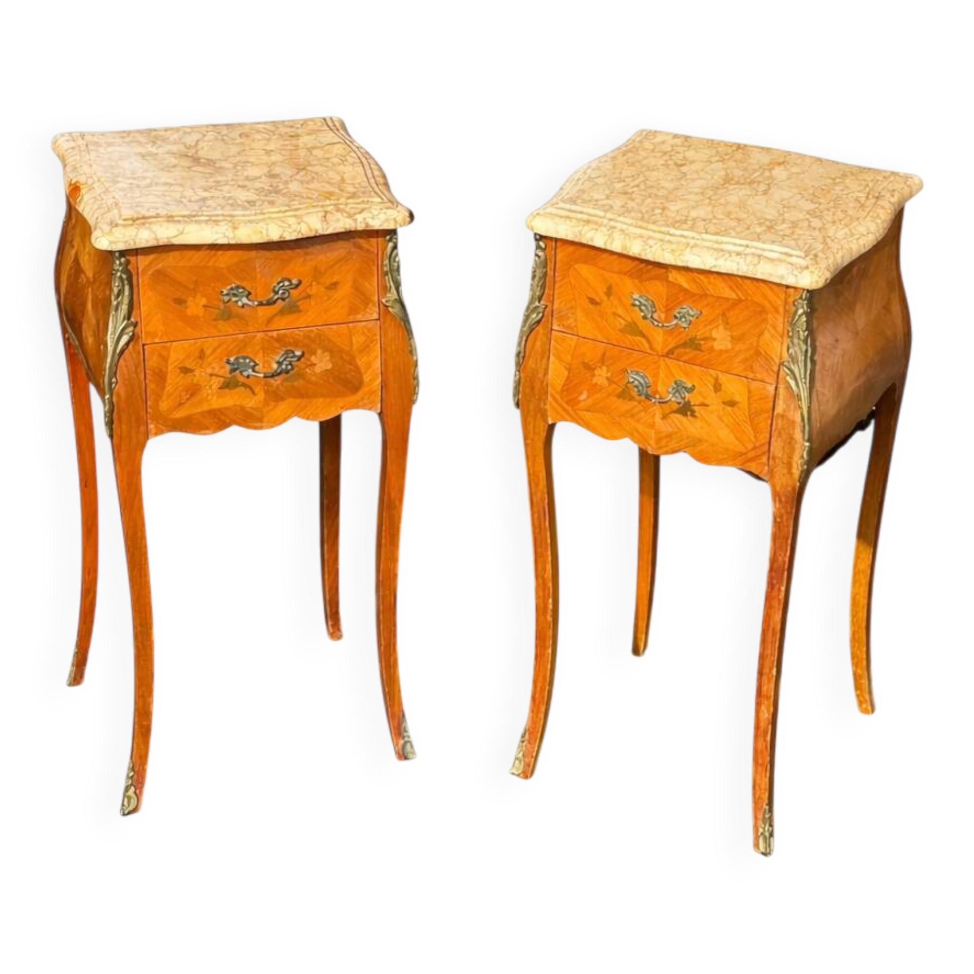 Paire de tables de chevet de style Louis XV avec plateau en marbre et marqueterie en noyer.
