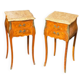 Paire de tables de chevet de style Louis XV avec plateau en marbre et marqueterie en noyer.