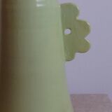 Vase abstrait en céramique fait main à anses asymétriques vert pomme