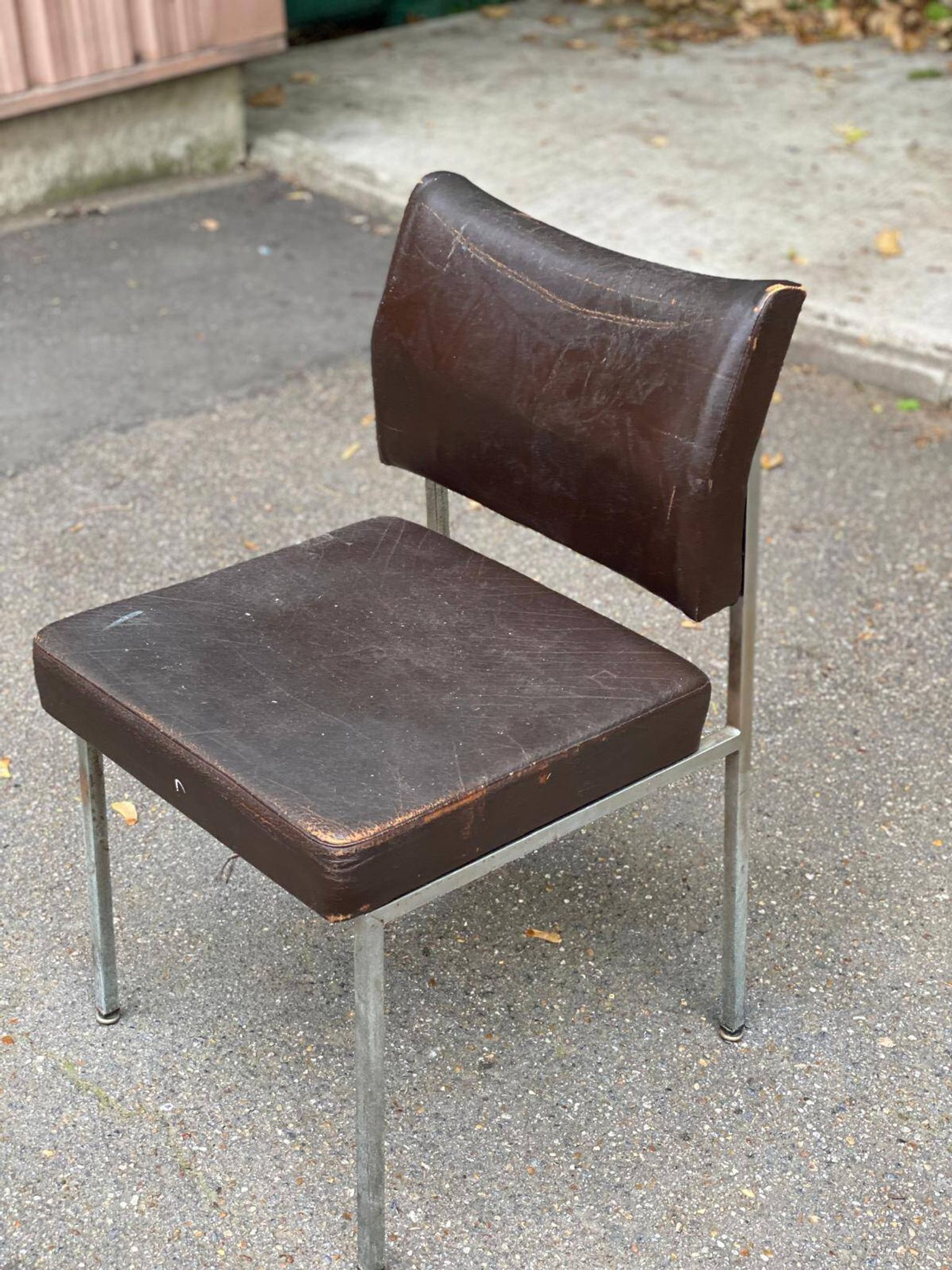 Chaise scandinave cuir skaï et acier chromé 1970