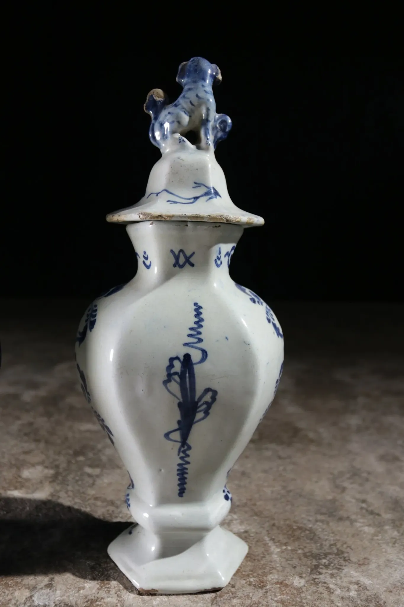 Pair of 18th-century Delft lidded vases – Pieter van den Briel, 't Fortuyn