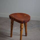 Primitive tripod stool in solid pine, modern Swedish style, from the 1950s.