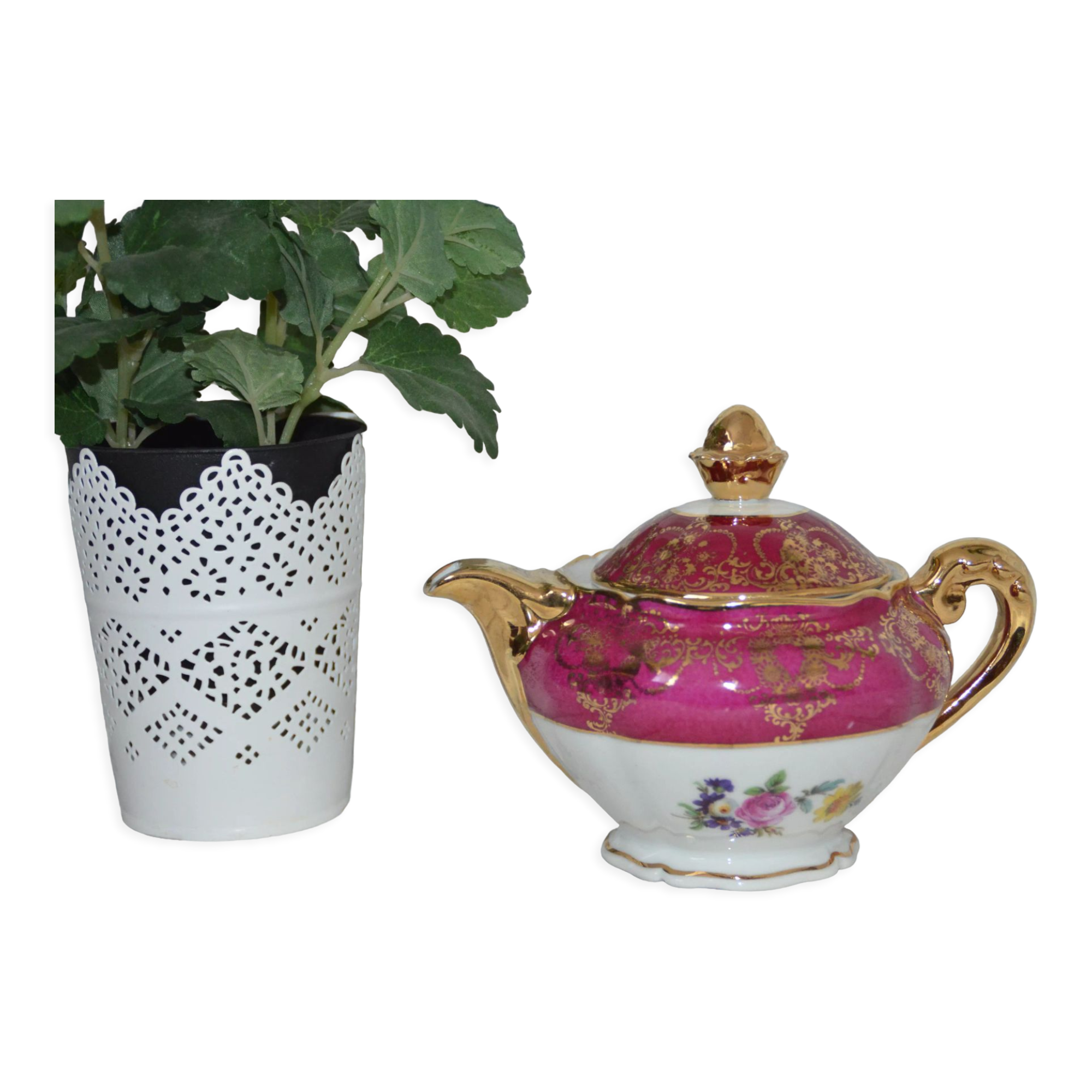 Teapot in Limoges porcelain, burgundy and gold