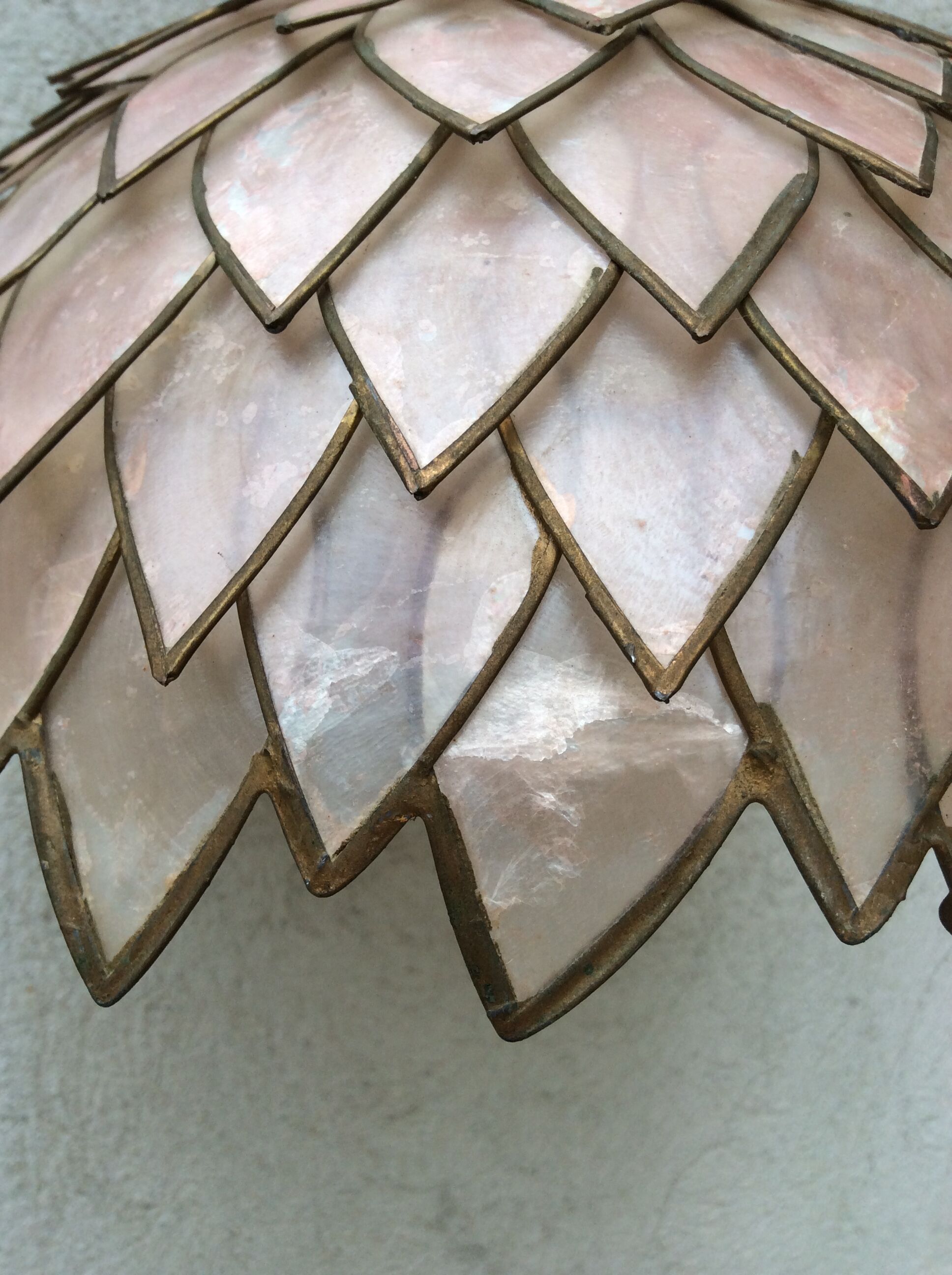 Mother-of-pearl and brass vintage lotus flower-shaped suspension