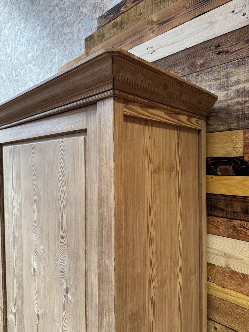 Large workshop wardrobe in pitch pine - Early 20th century