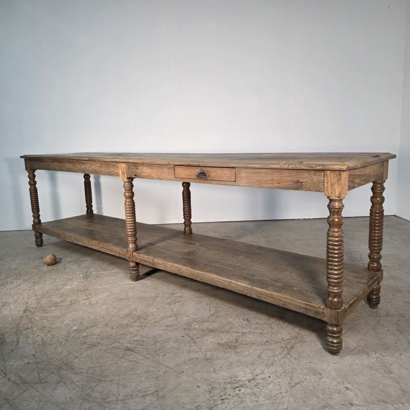 Beautiful 19th-century draper's table in oak with six fluted legs.
