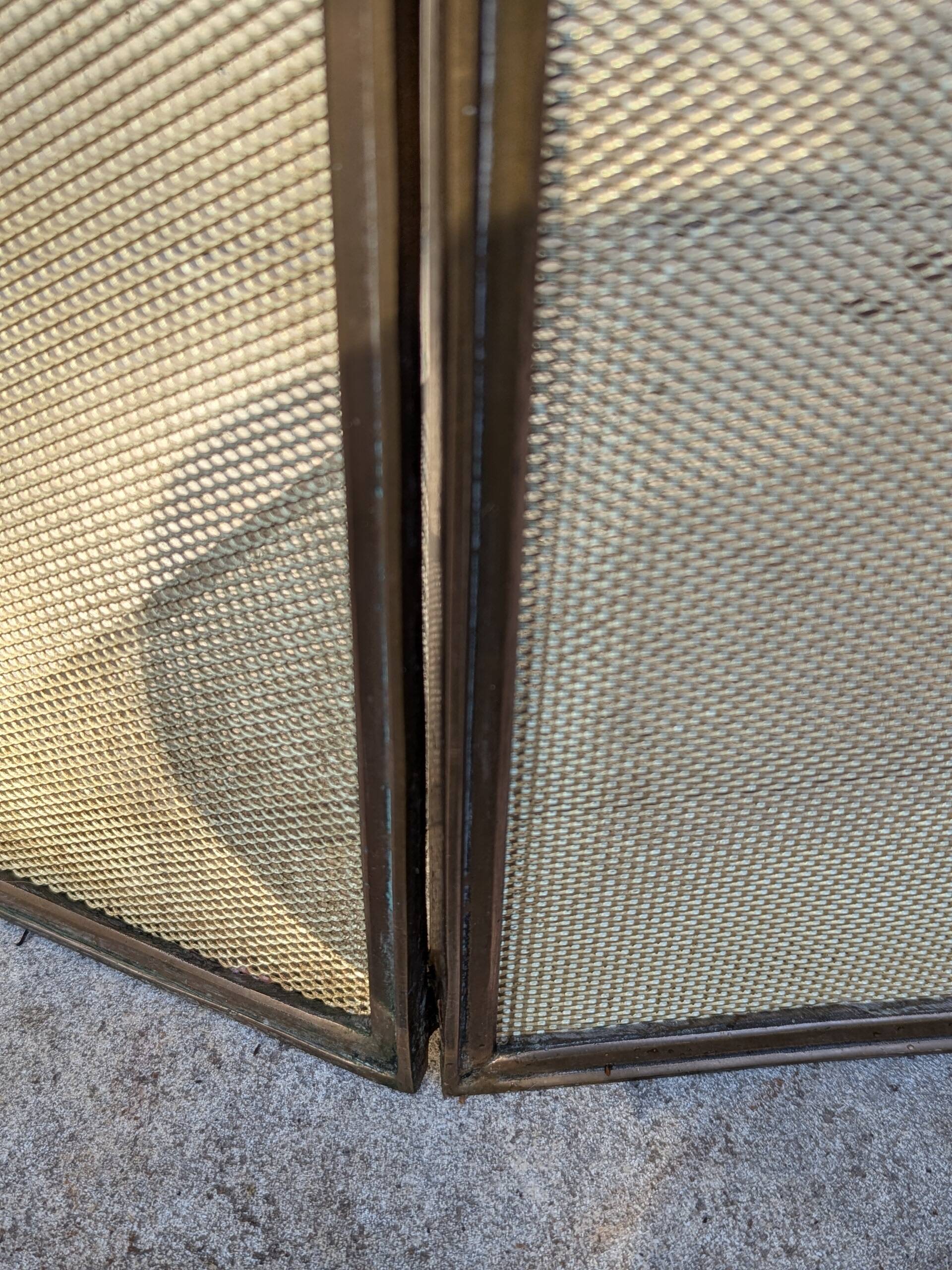 Brass fire screen with 2 leaves