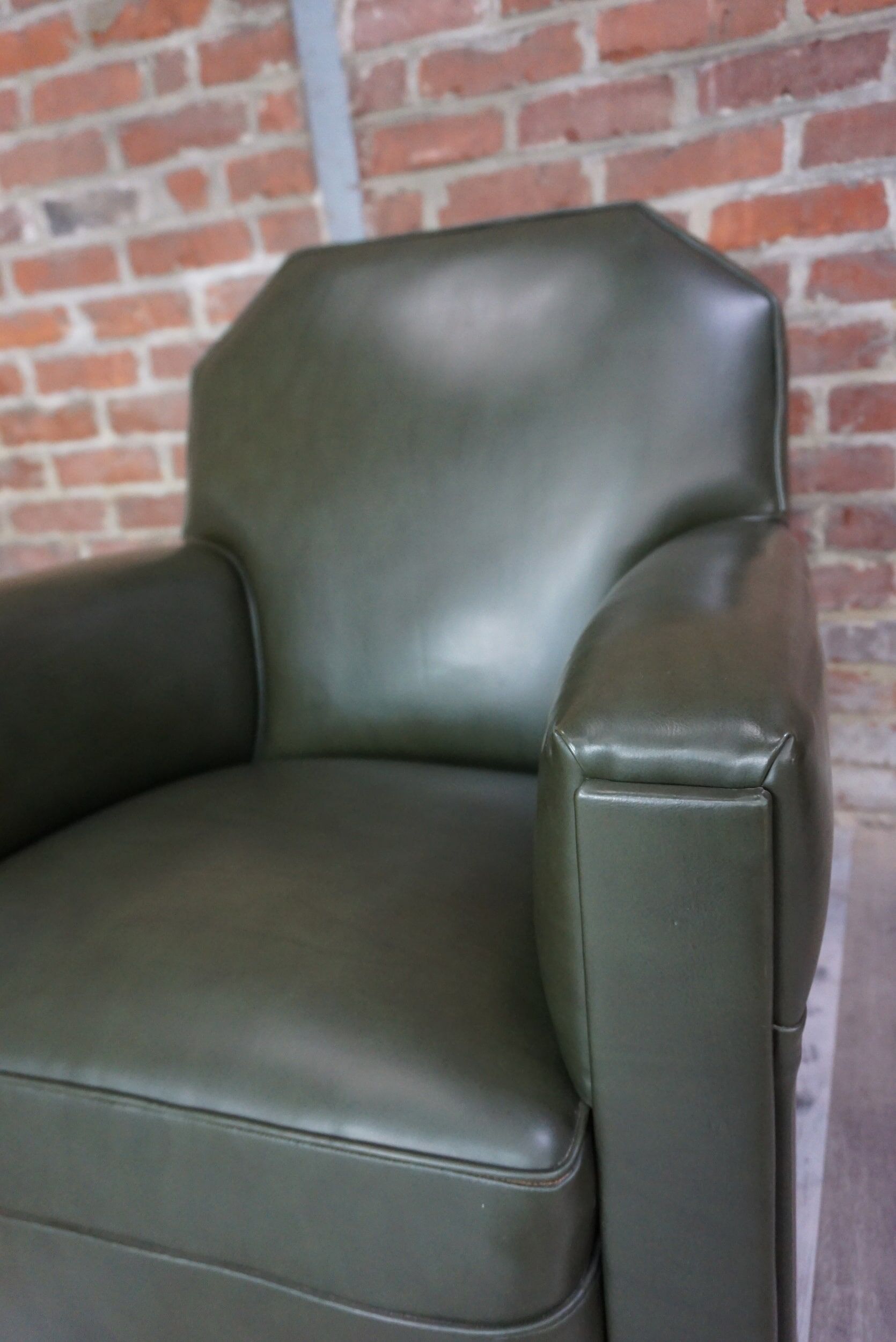 Fauteuil club art déco en skaï et bois