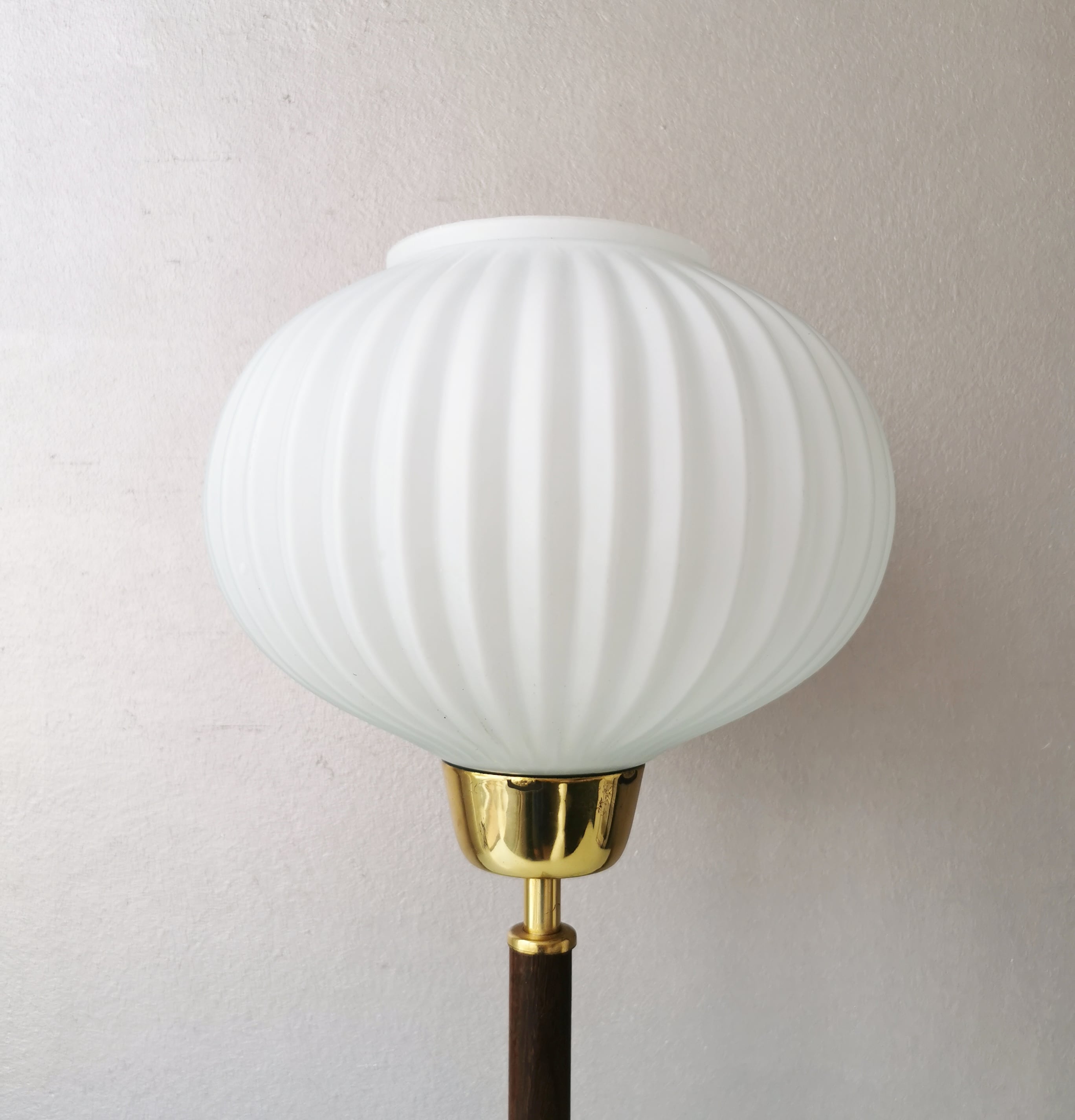 Mid Century tripod table lamp with pleated glass shade