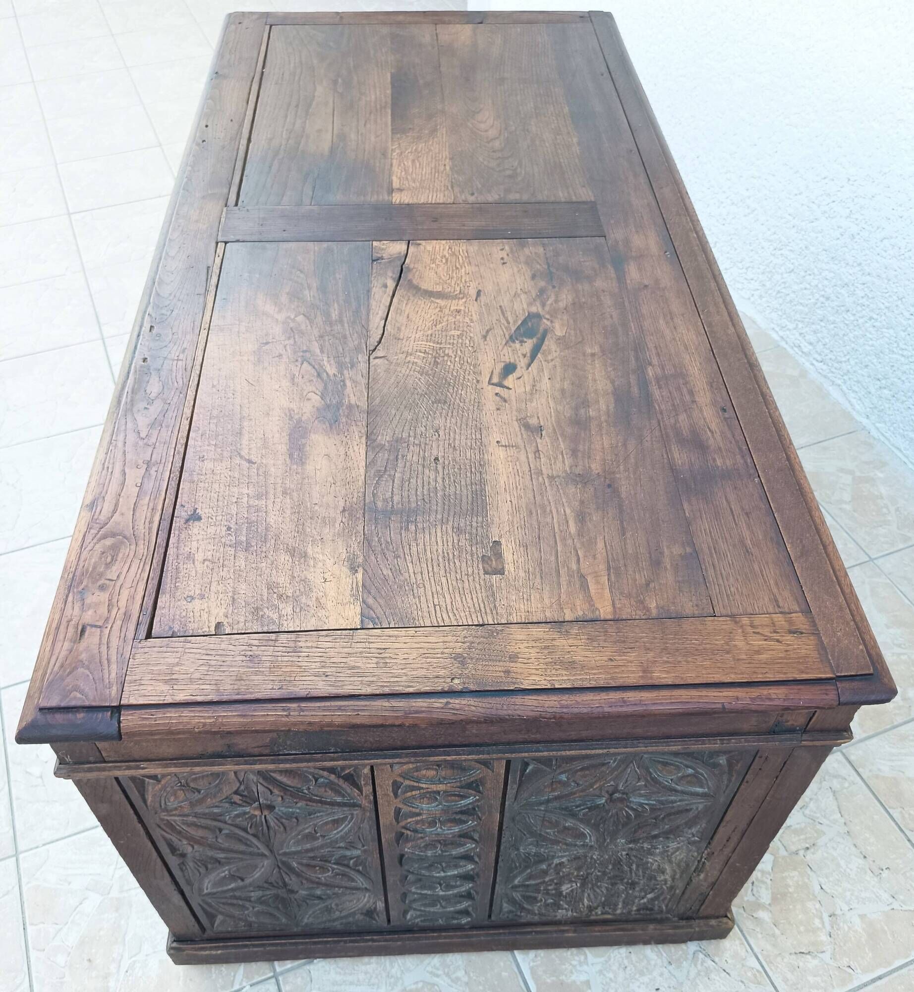 Large Gothic desk in solid oak from the 19th century.