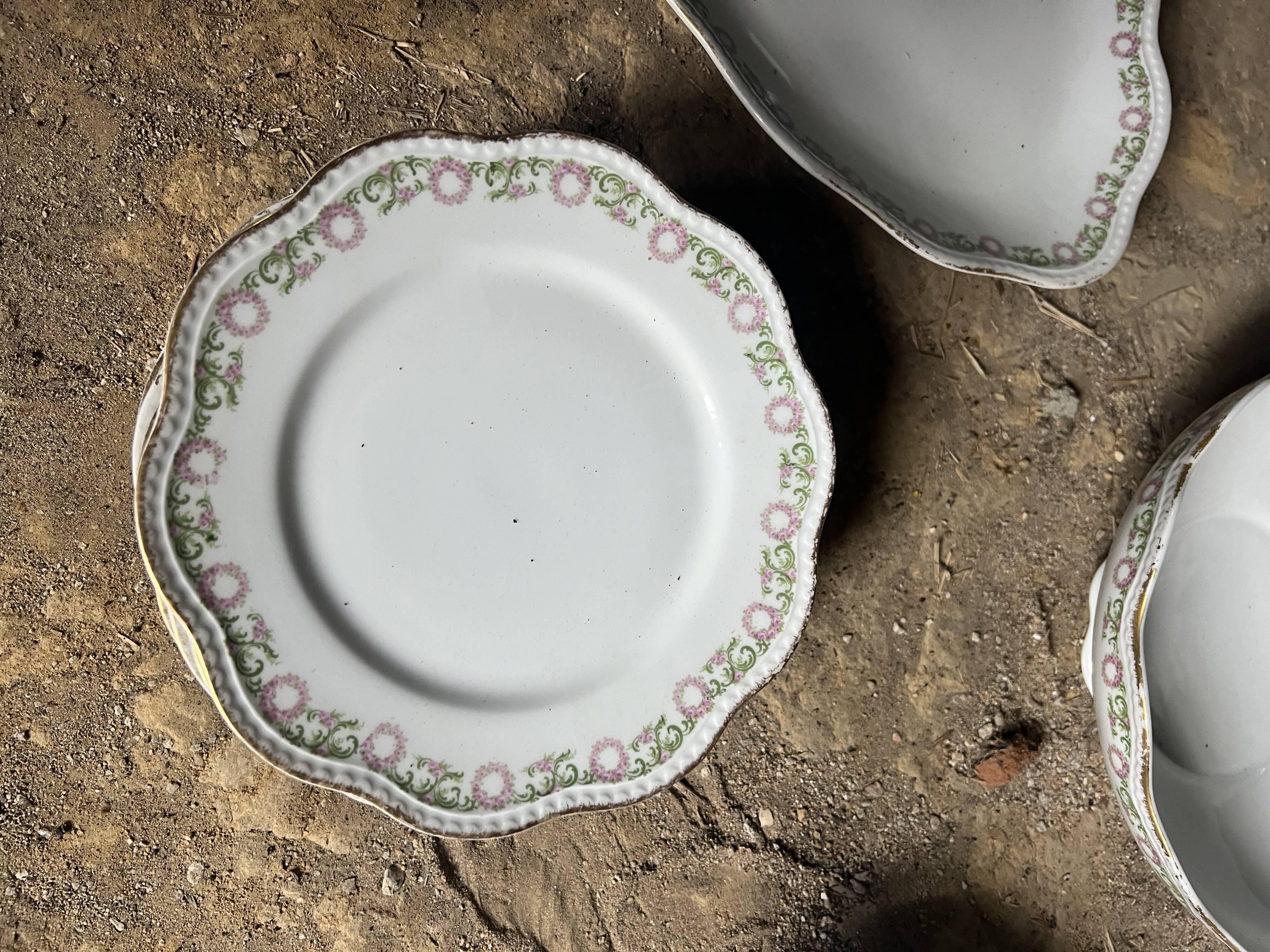 Large Limoges porcelain dinner service – floral decoration and gold trim