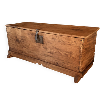 Coffre ancien en bois massif
