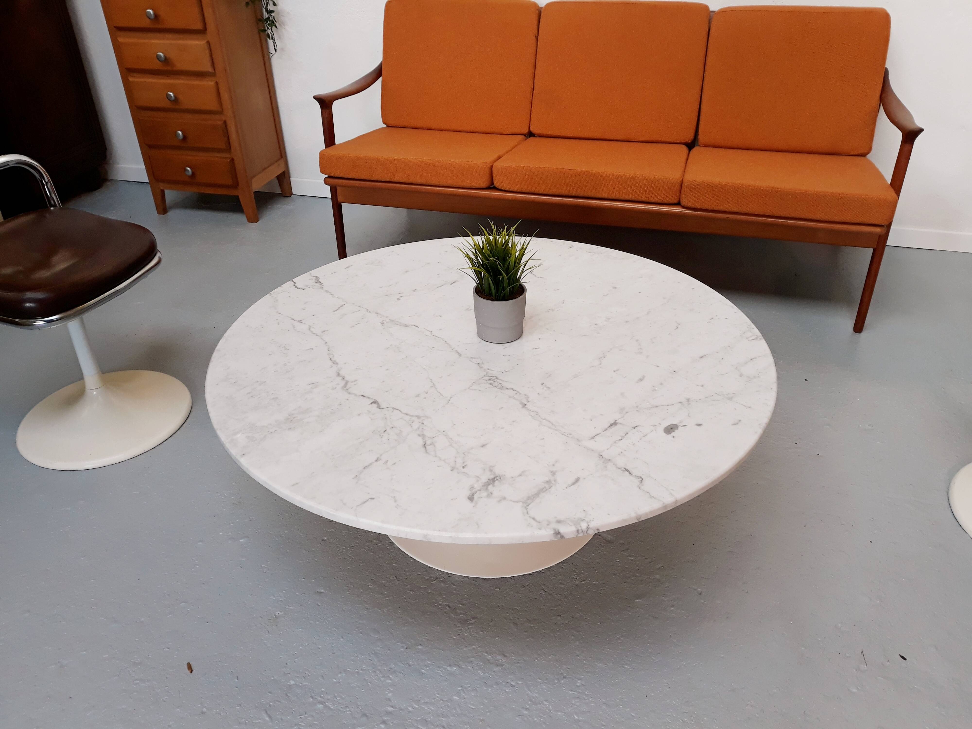 Tulip coffee table by Eero Saarinen for Knoll International