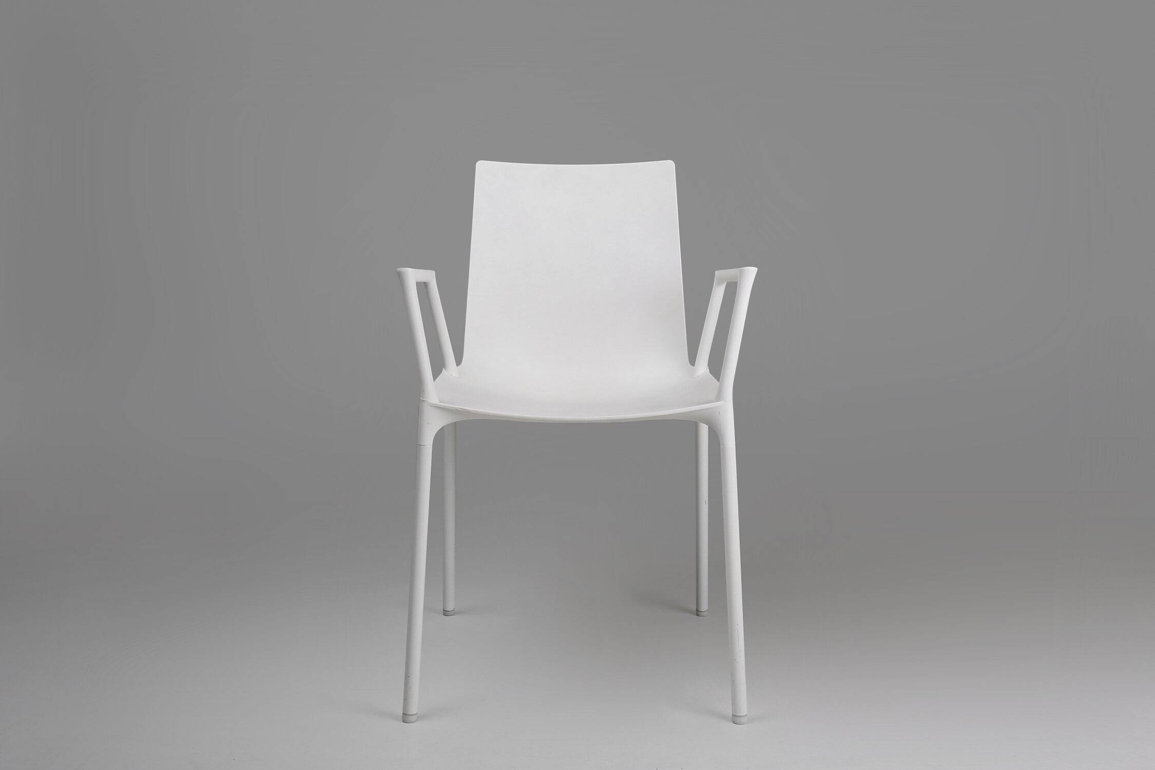 Chaise blanche design du 21e siècle avec accoudoirs, Belgique