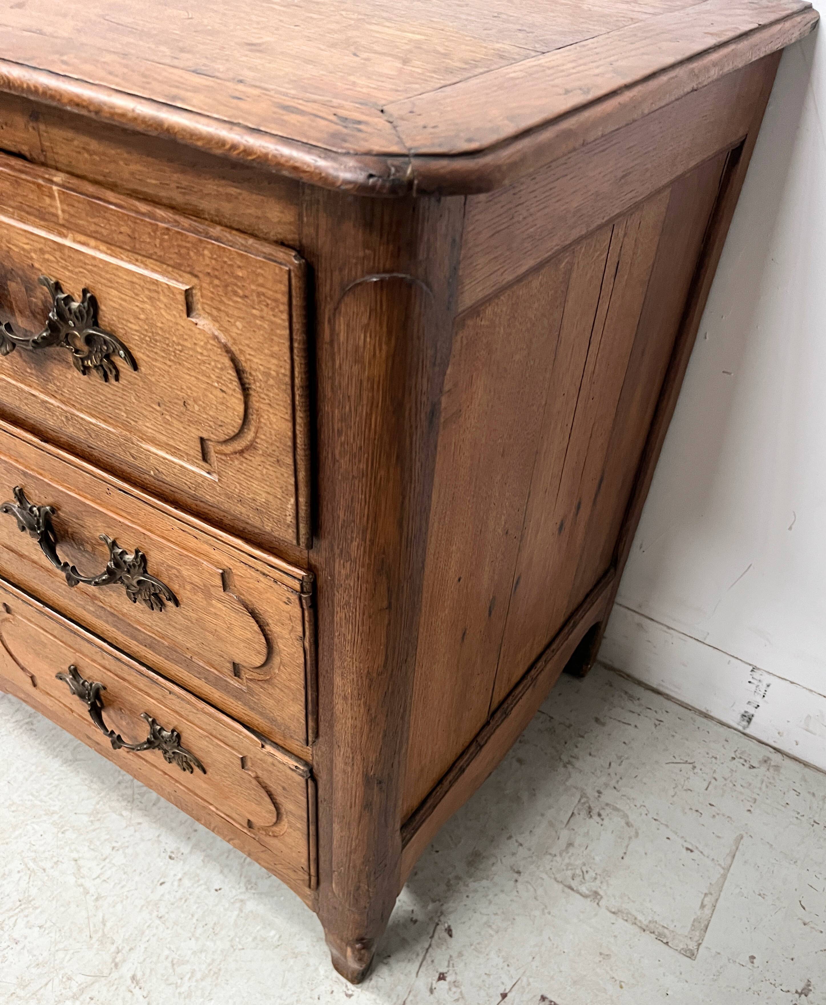 Commode Louis XV en chêne massif du XVIII siècle