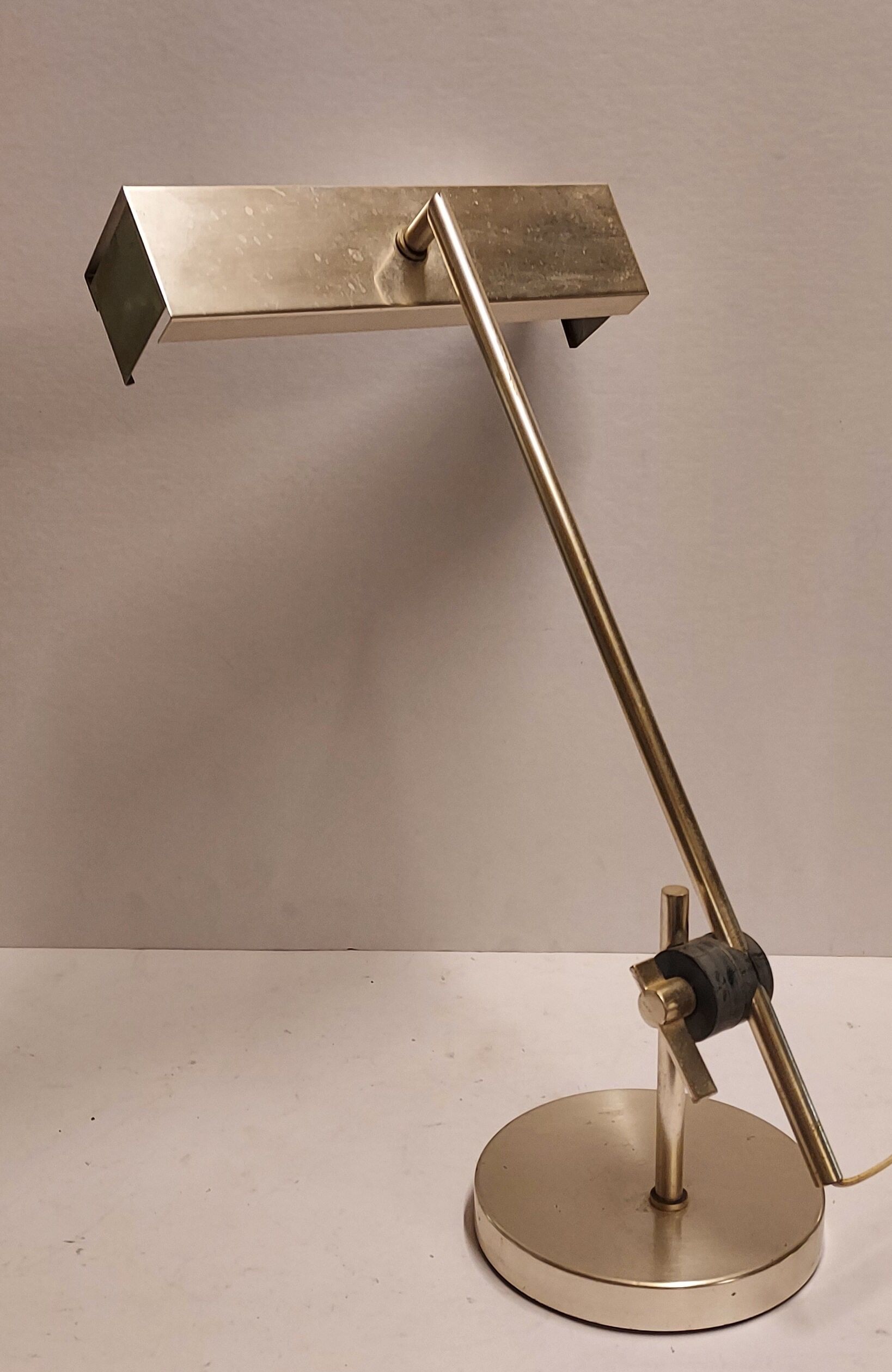 Desk light adjustable