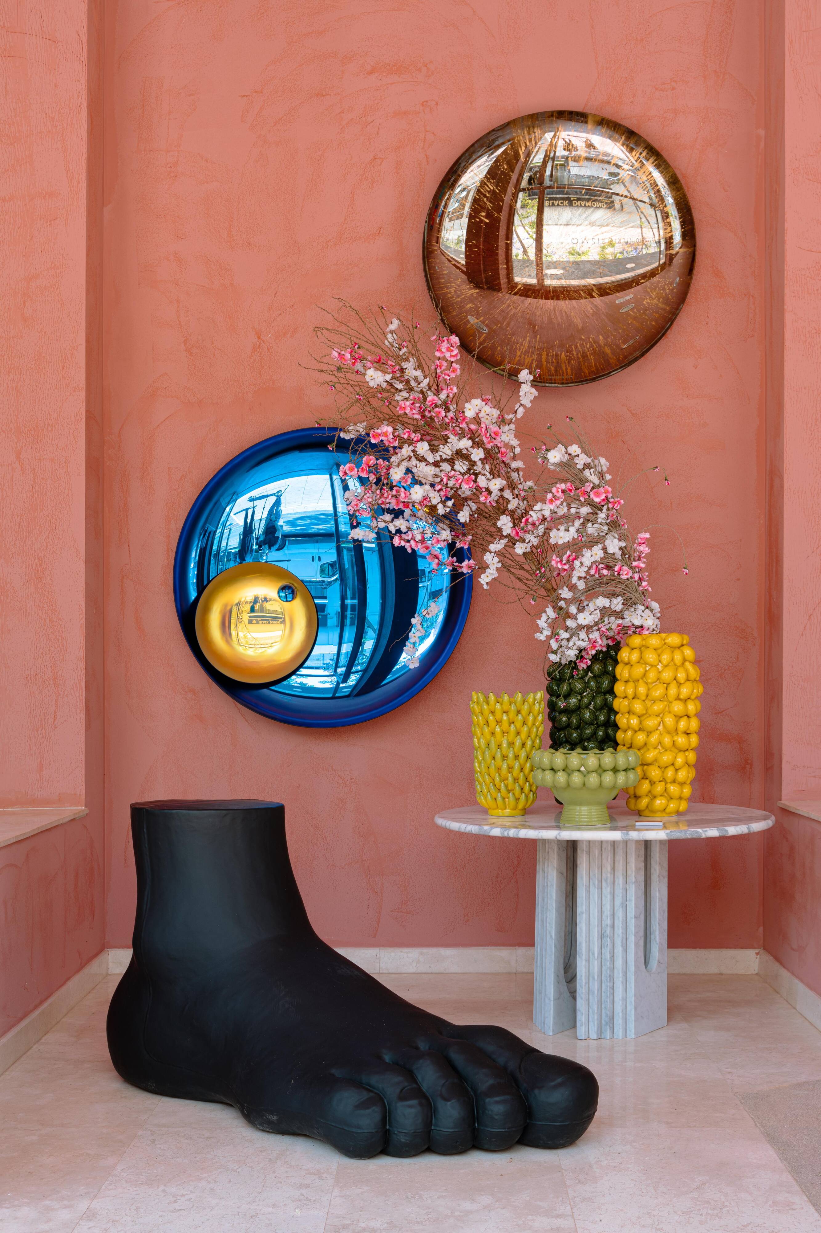 Miroir rond concave sculptural contemporain en brun, fabriqué en France