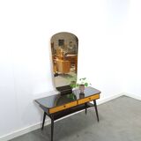 Sidetable met lades en grote spiegel met gouden rand, kaptafel