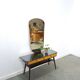 Sidetable met lades en grote spiegel met gouden rand, kaptafel