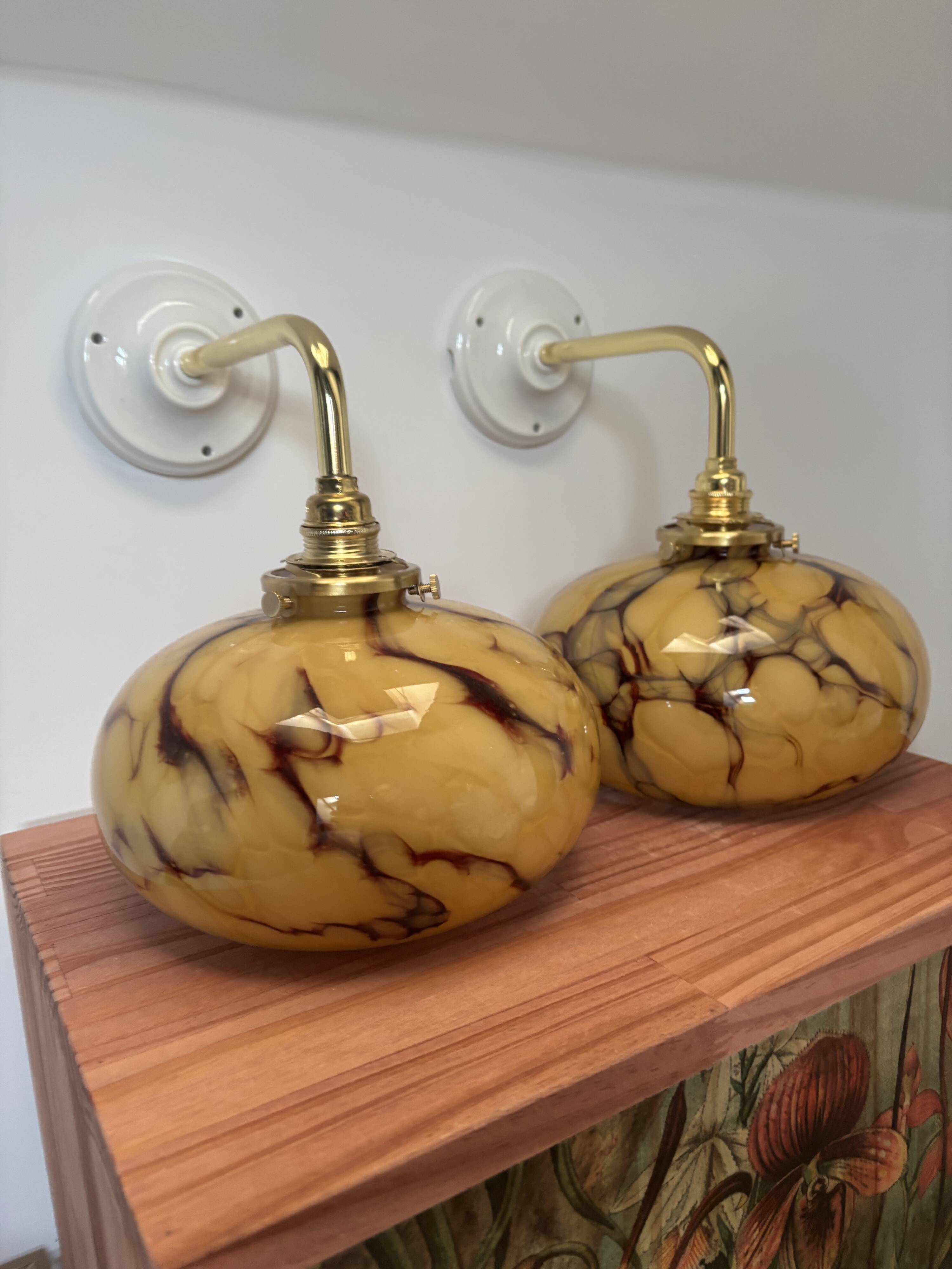 Pair of Art Deco wall sconces in marbled opaline