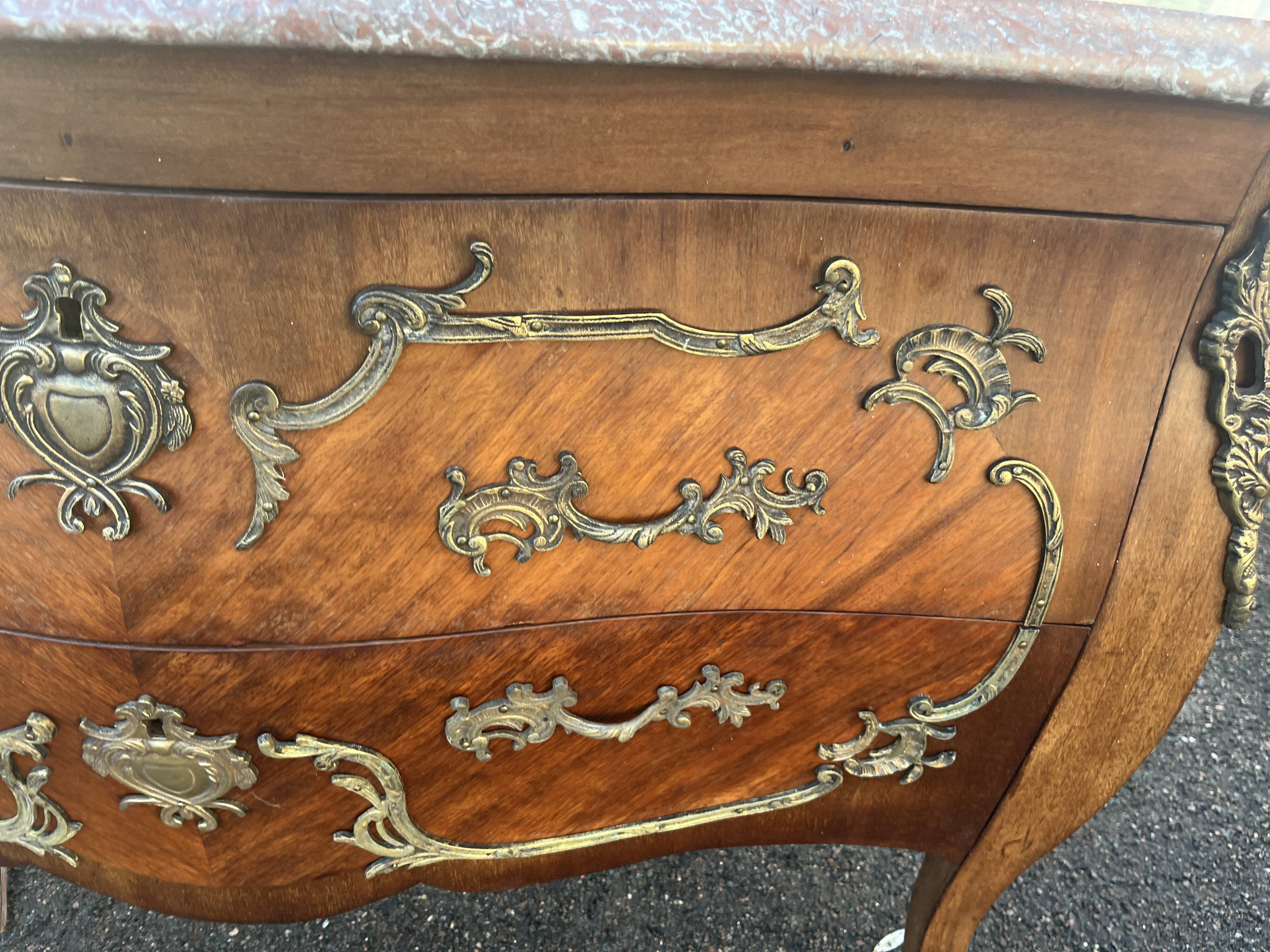 Commode Style Louis XV – 2 Tiroirs Bombés – Bois Marqueterie et Bronze