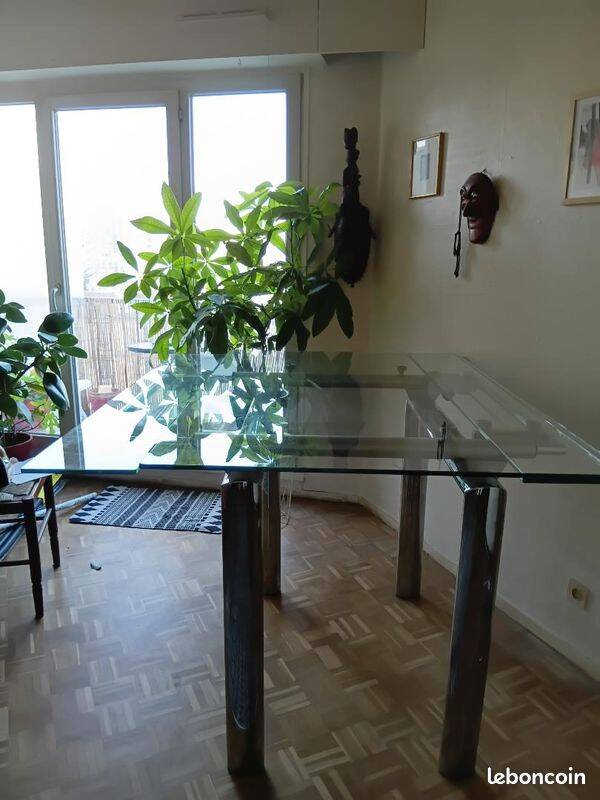 High table with tempered glass and chrome base.