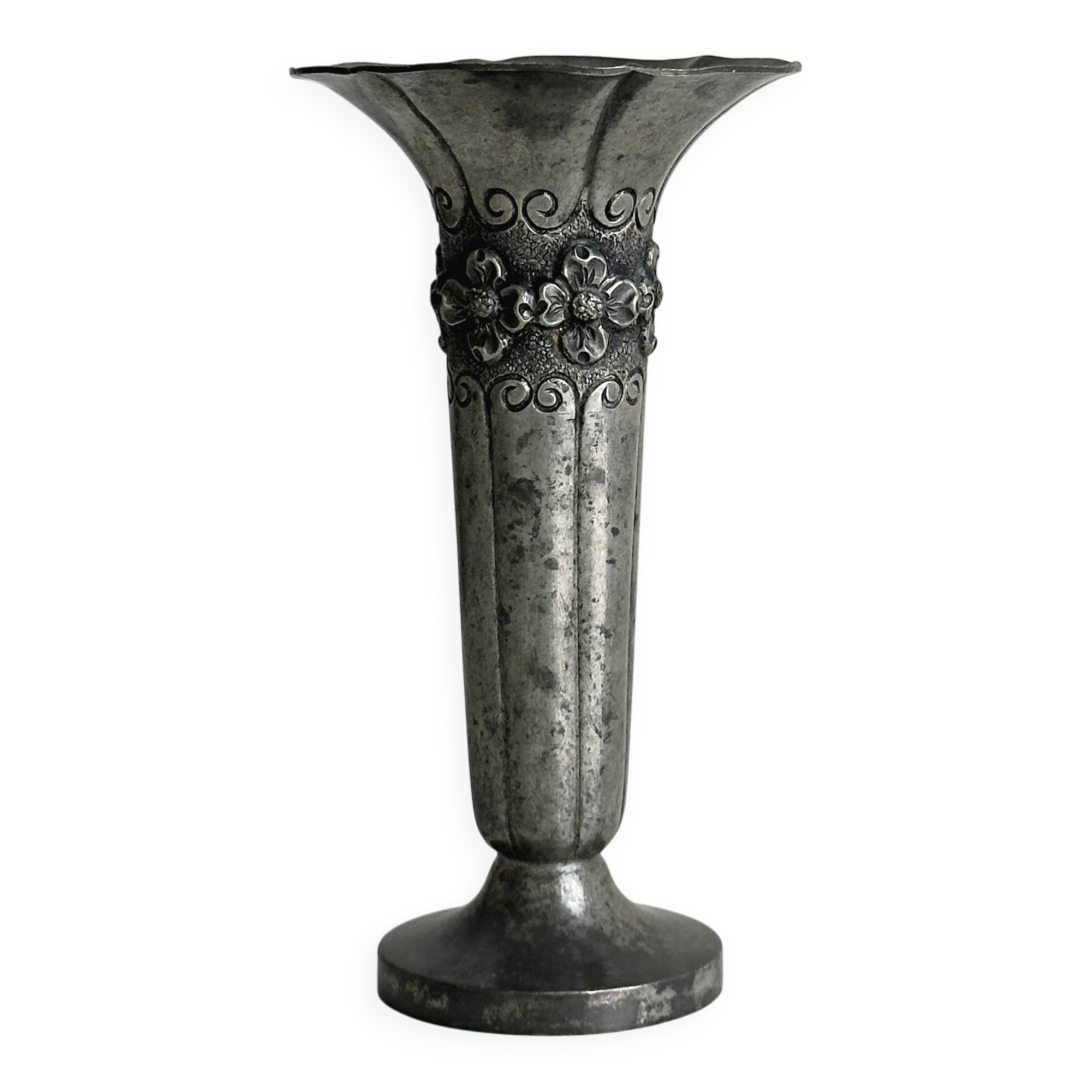 Vase en métal patiné