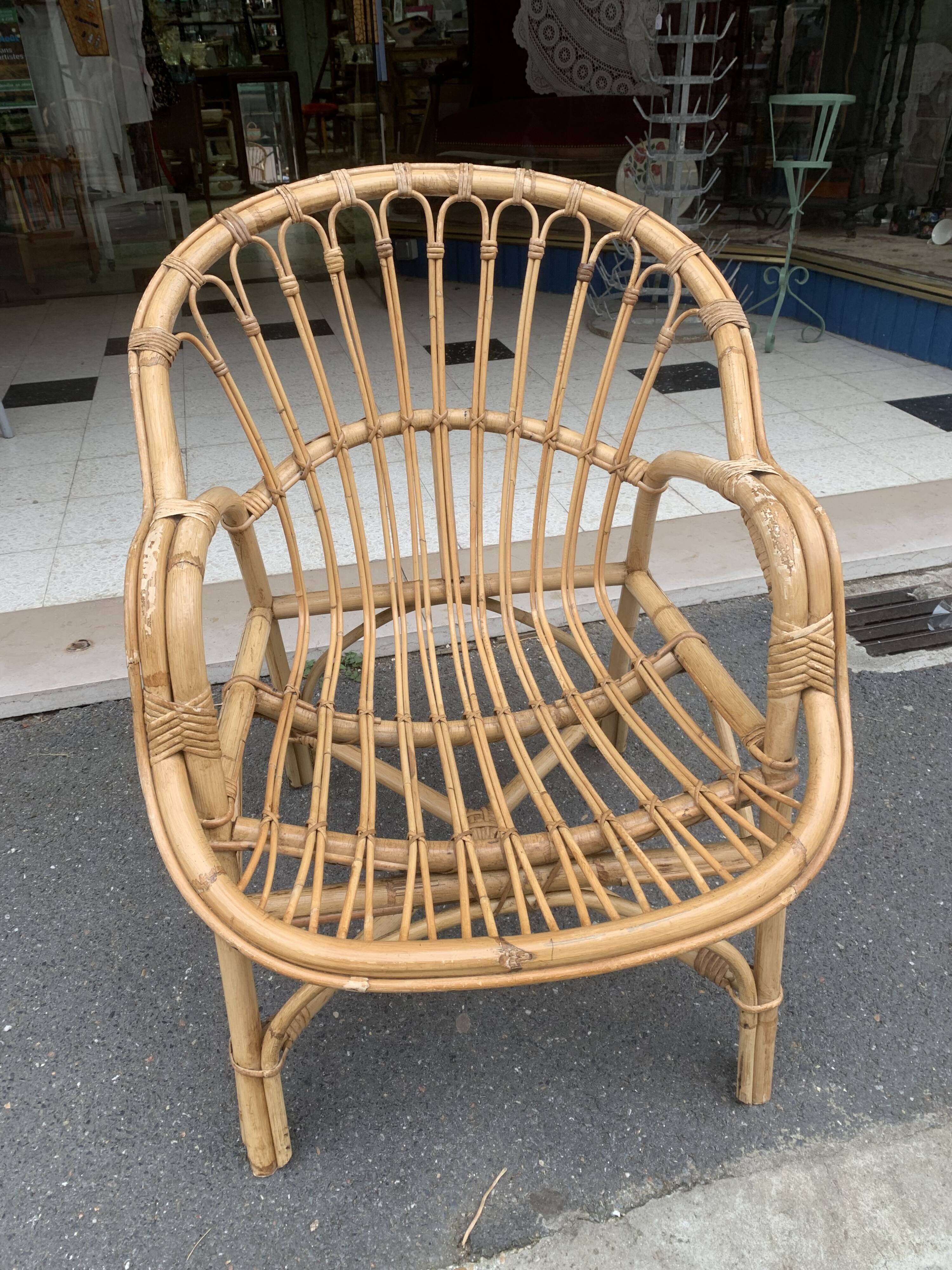Paire de fauteuils bas anciens en rotin