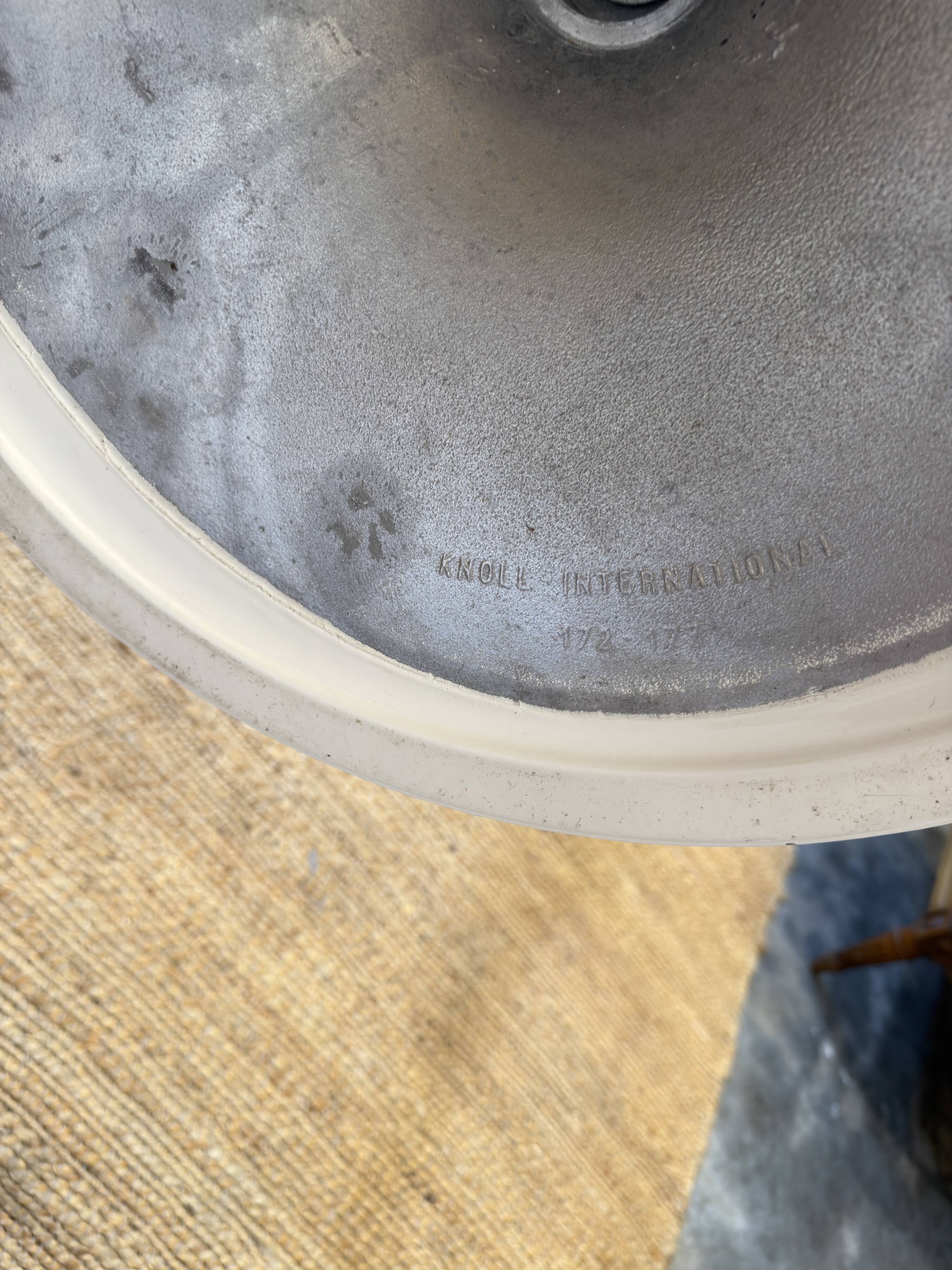 Tulip Knoll International Table by Eero Saarinen – Round marble top