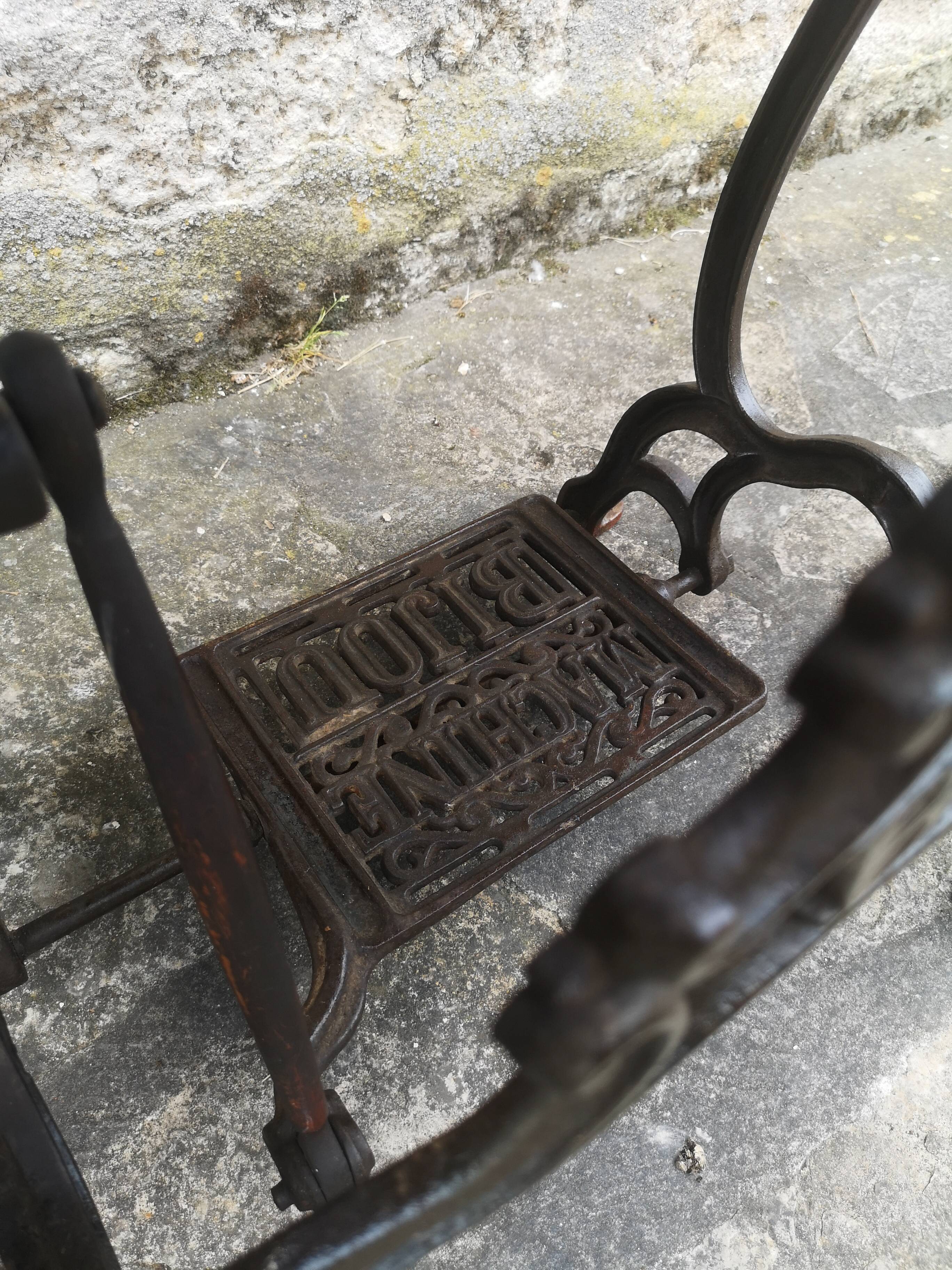 Bijou sewing machine