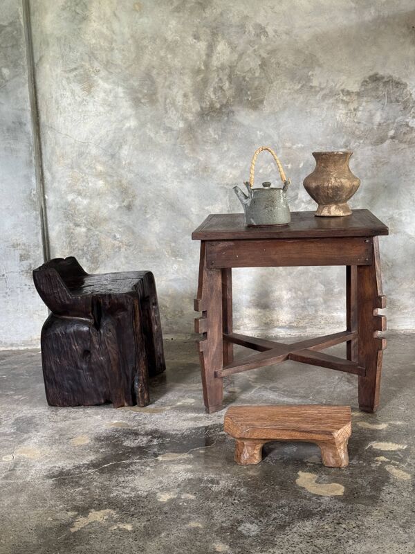 Coffee table, petite table basse indonésienne ancienne moderniste en teck