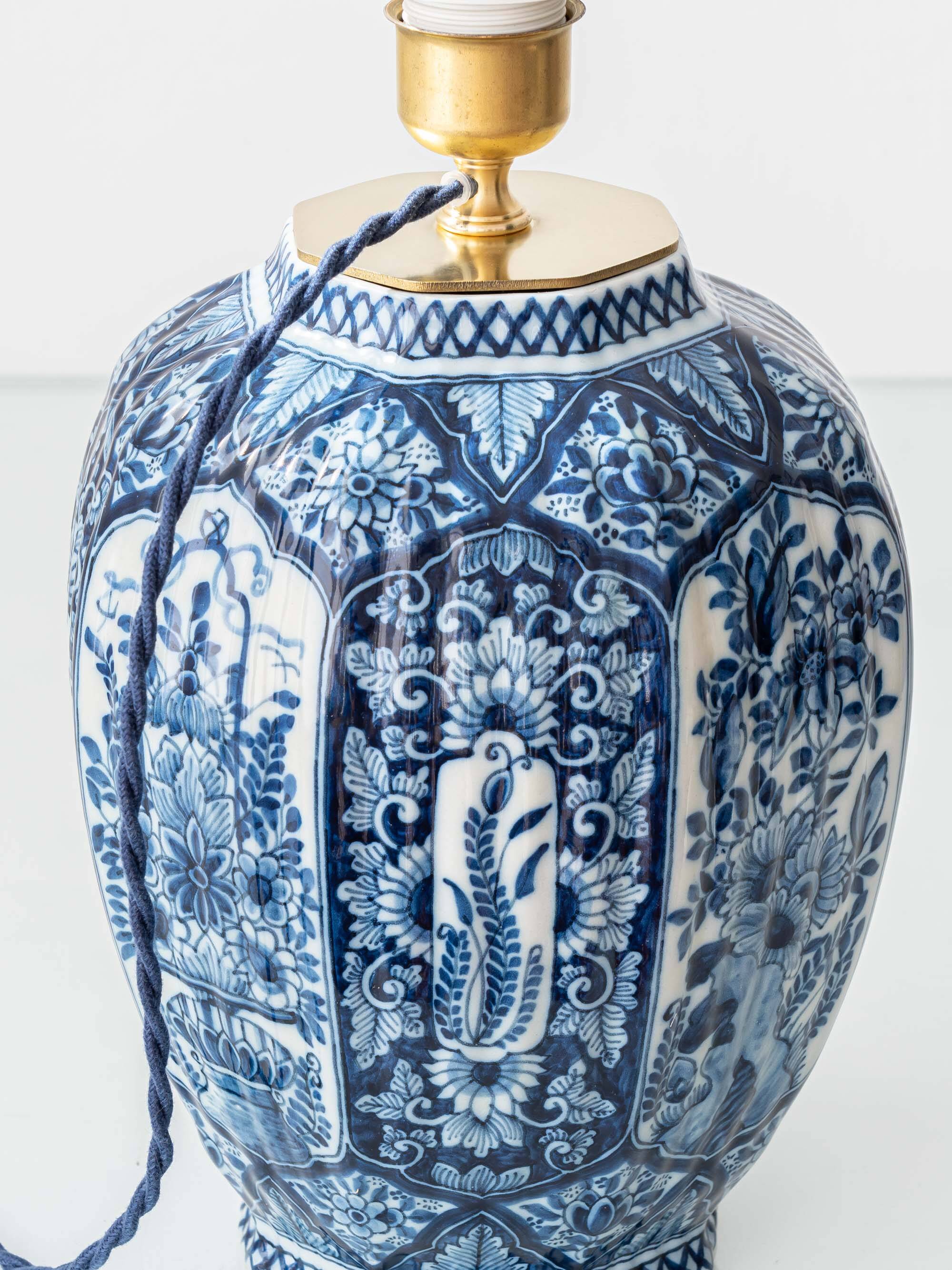 Vintage table lamp in blue and white ceramic from Delft, signed Makkum, hand-painted, 1950s