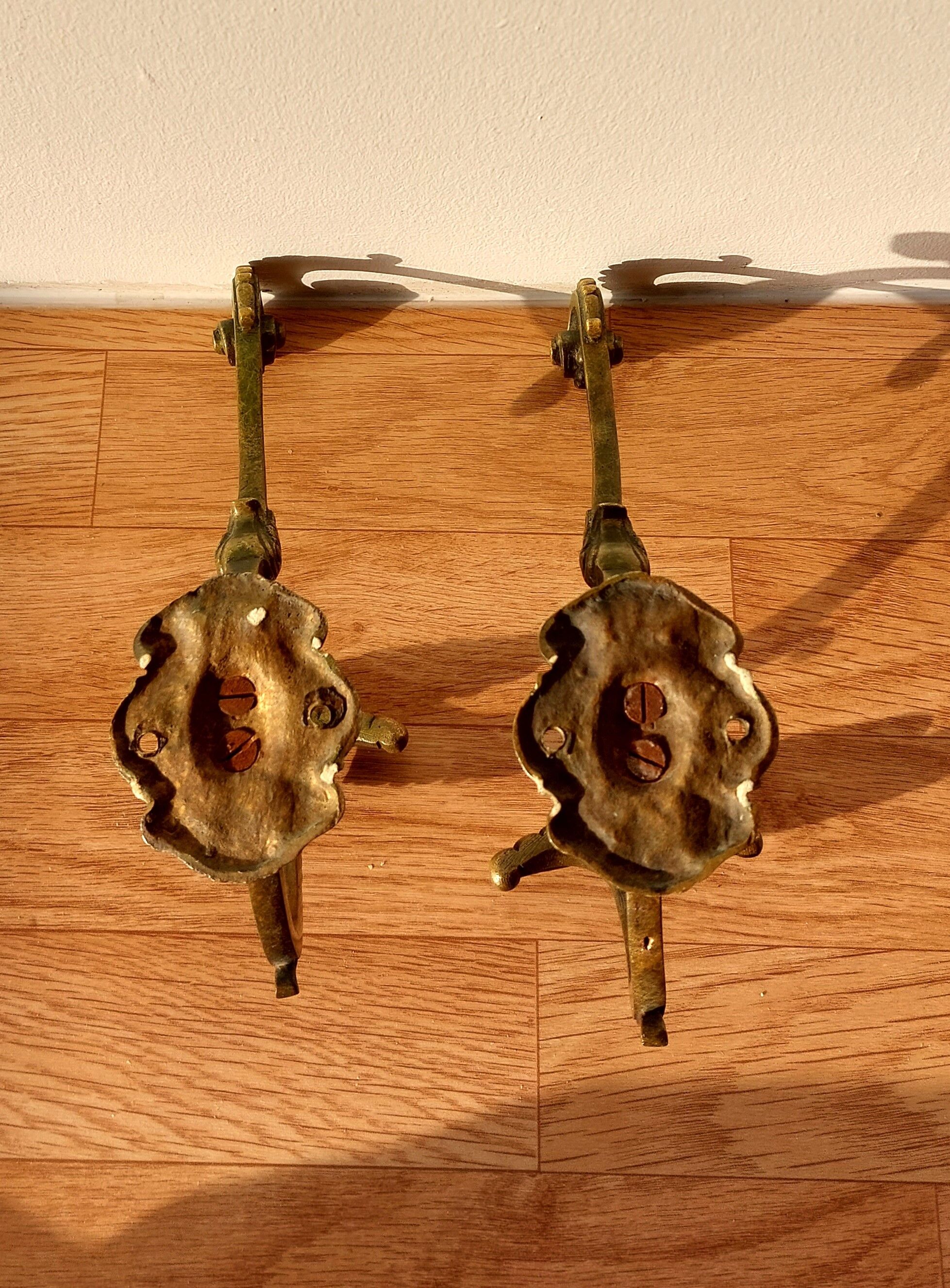 Paire de patères en bronze doré de style Louis XVI, XIXéme siècle.