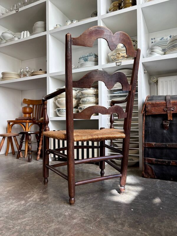 Fauteuil de nourrice en bois foncé et paille