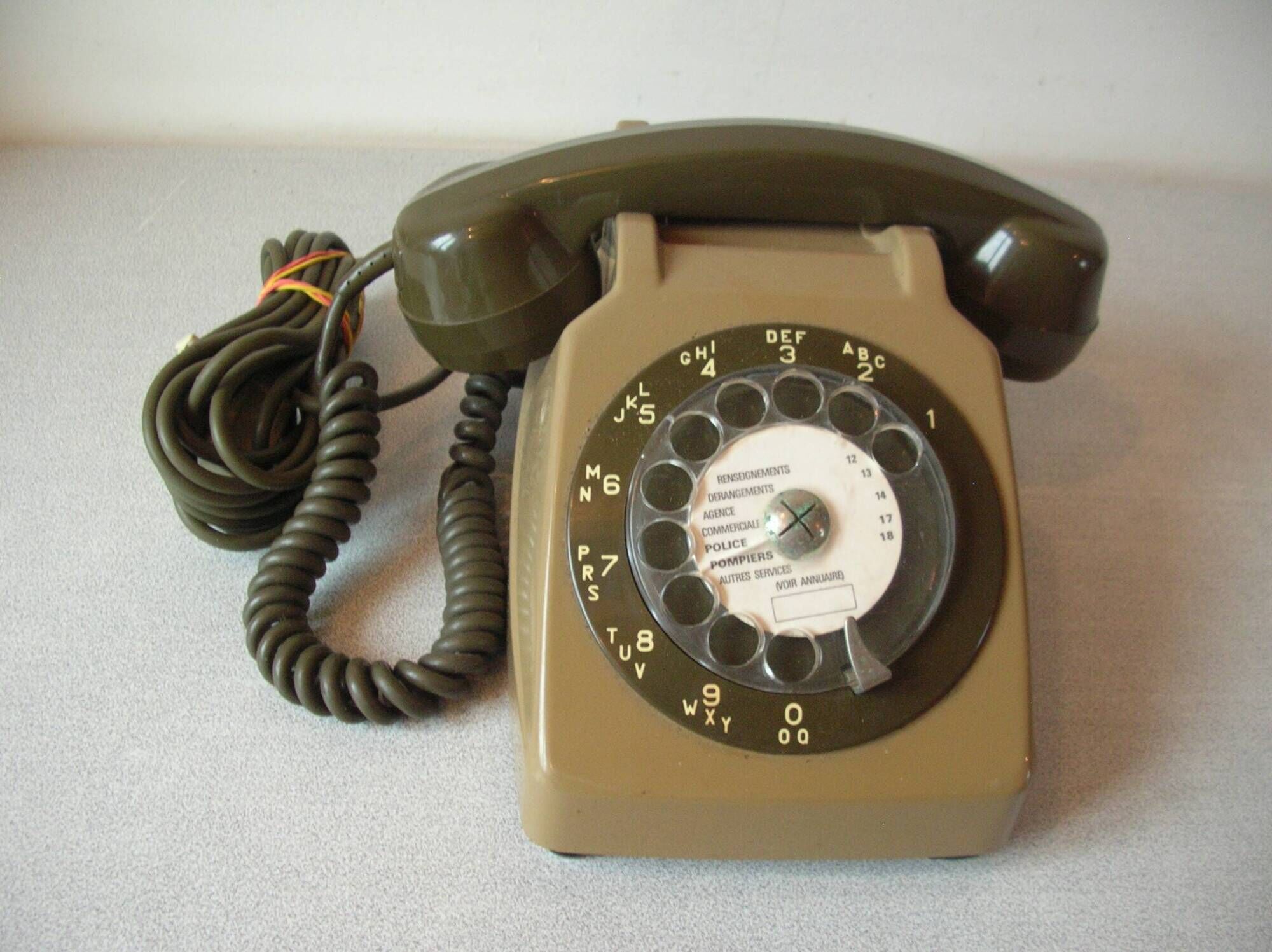 Ancien téléphone fixe à cadran SO.CO.TEL S63 couleur vert olive déco vintage