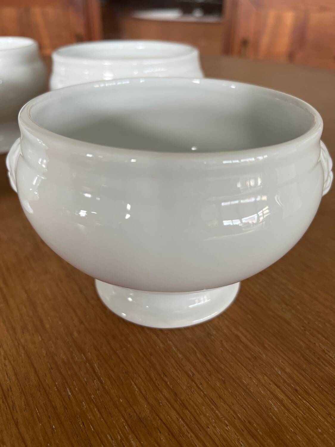 6 white porcelain lion head soup bowls