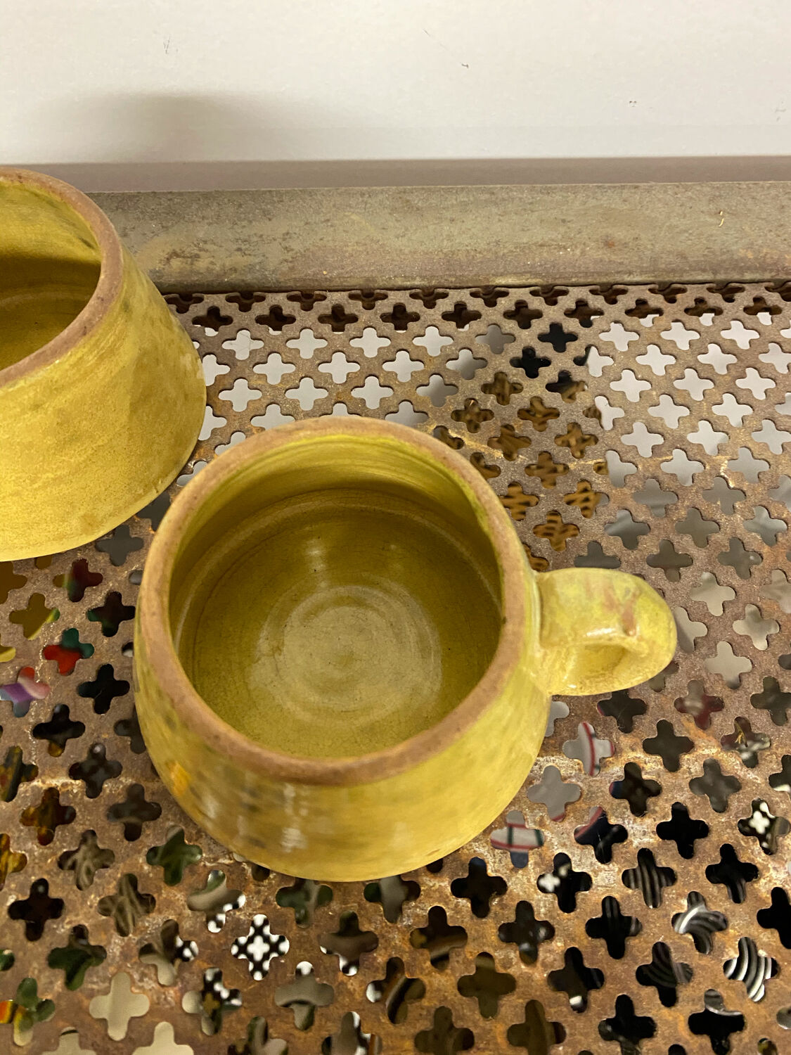 Lots of two ceramic cups