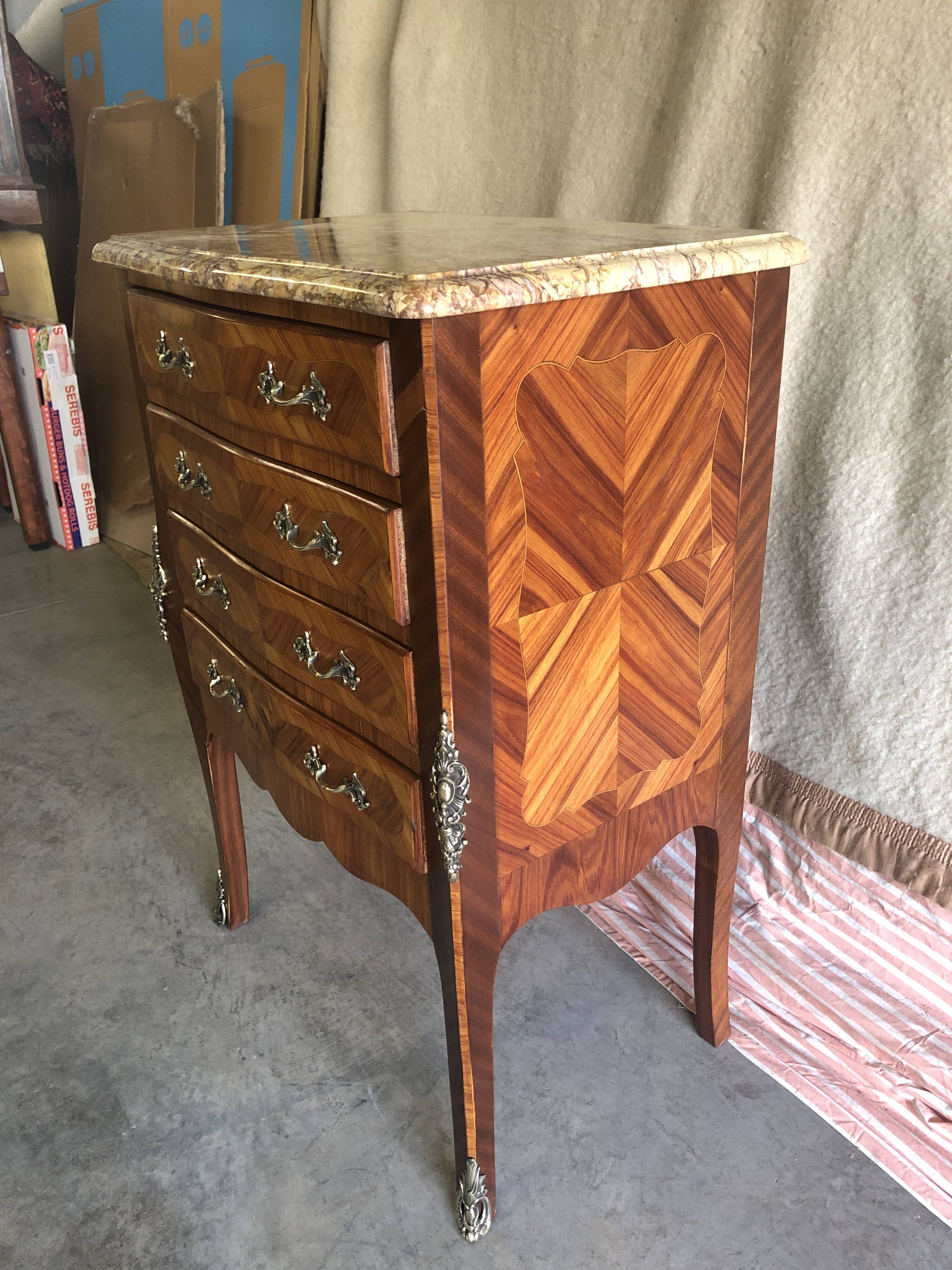 Petite commode « entre deux «