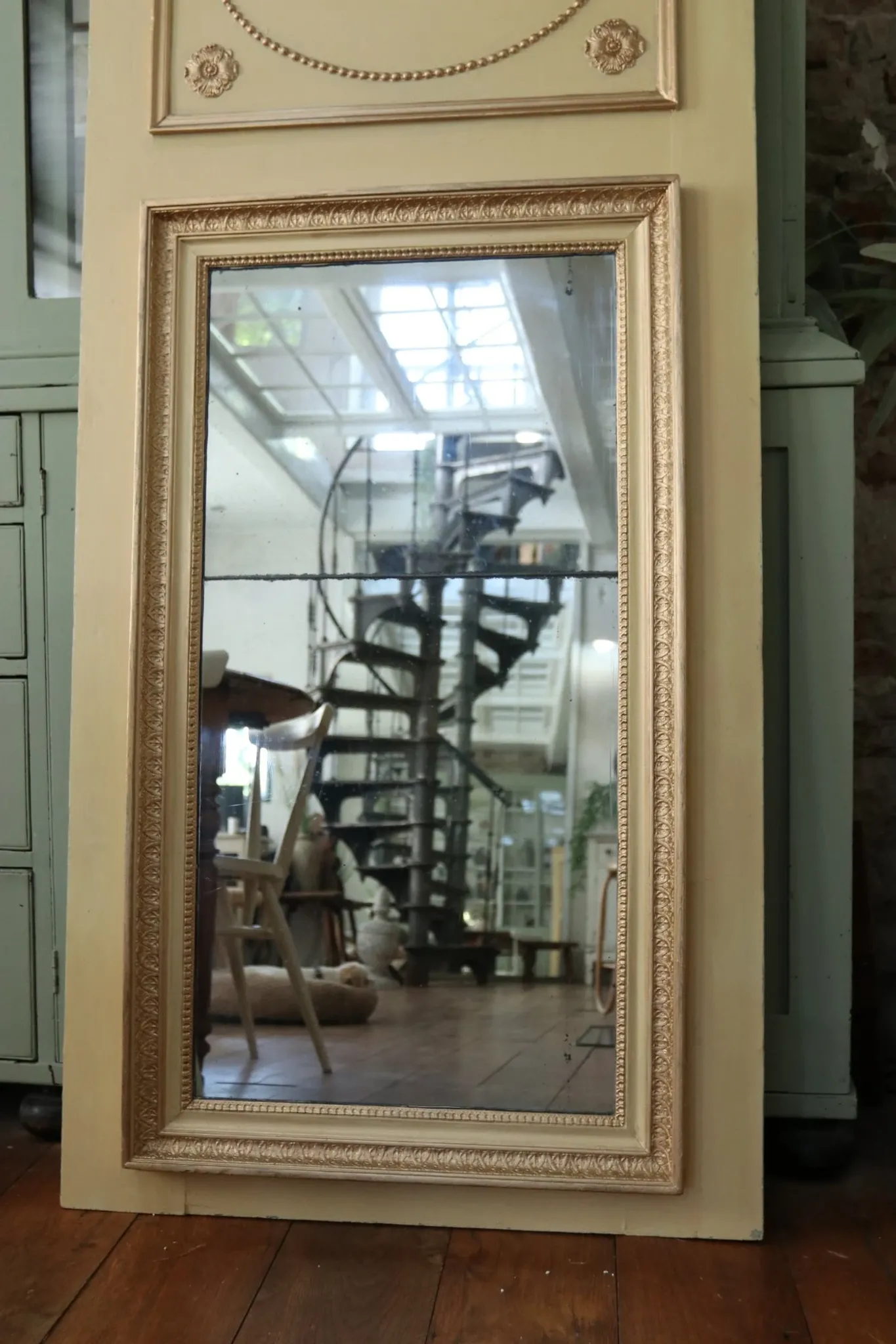 Louis XVI-style trumeau mirror with urn and dolphins – painted and gilded
