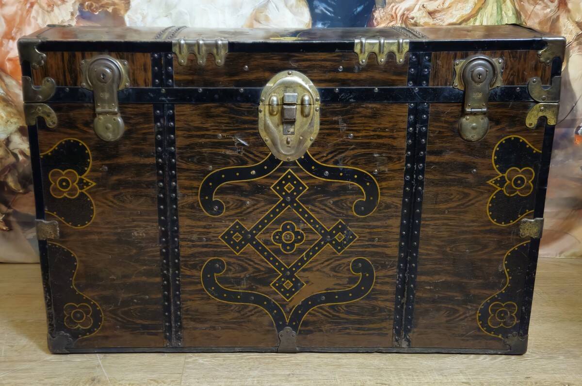 Malle de voyage en métal en faux semblant de bois décoré –époque Napol