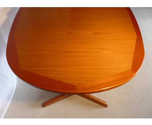Scandinavian extendable oval table in G Plan teak