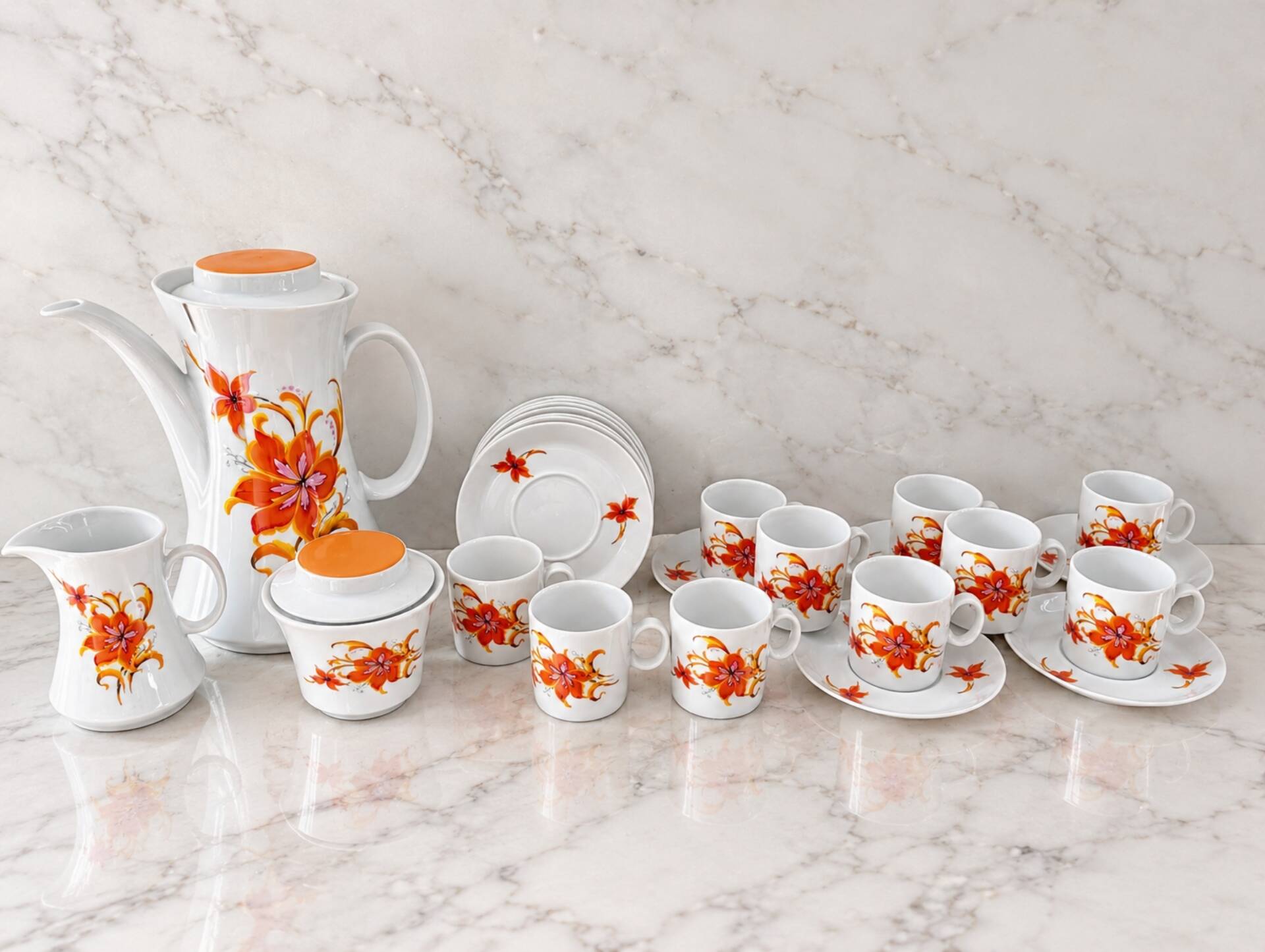 Service Winterling 70s – flamboyant floral orange décor