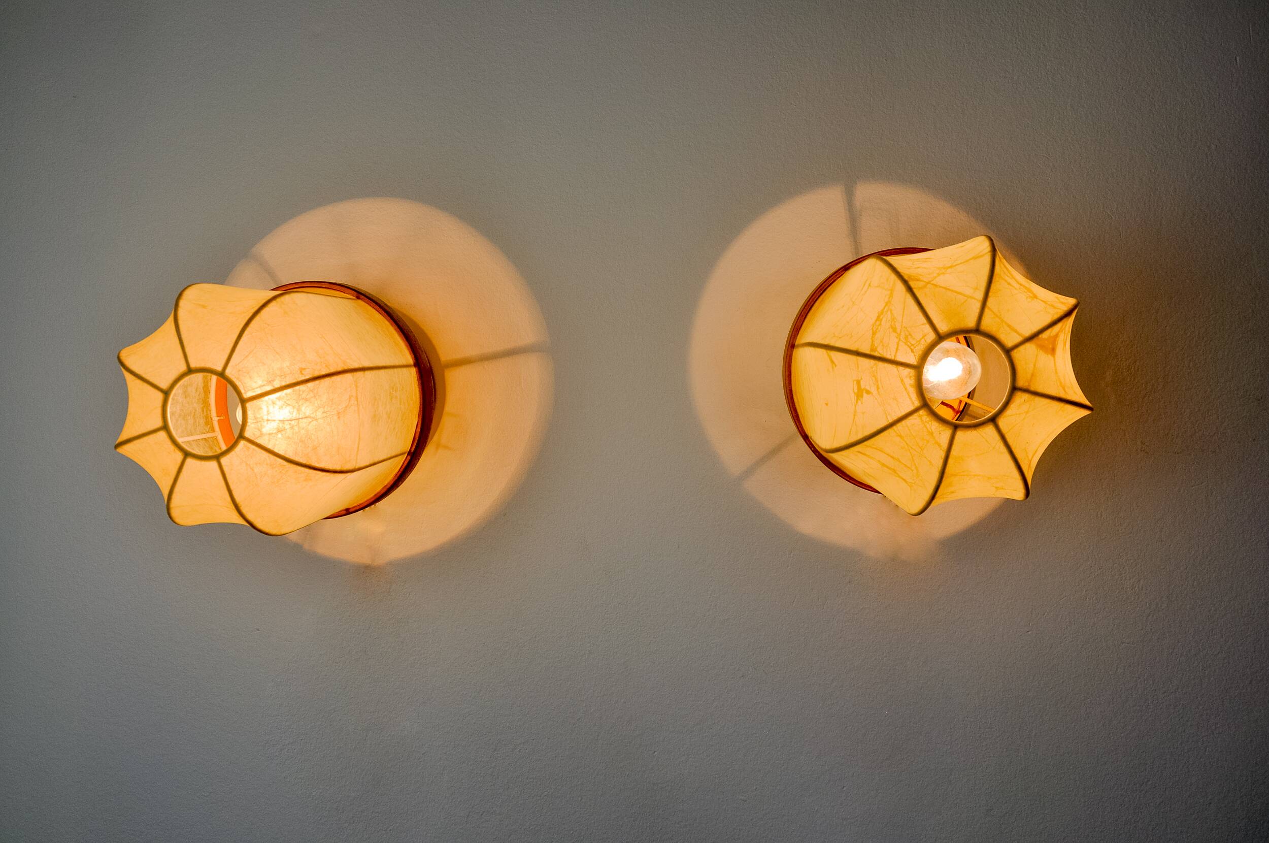 Pair of "cocoon" wall lights, resin and pine, Italy, 1970