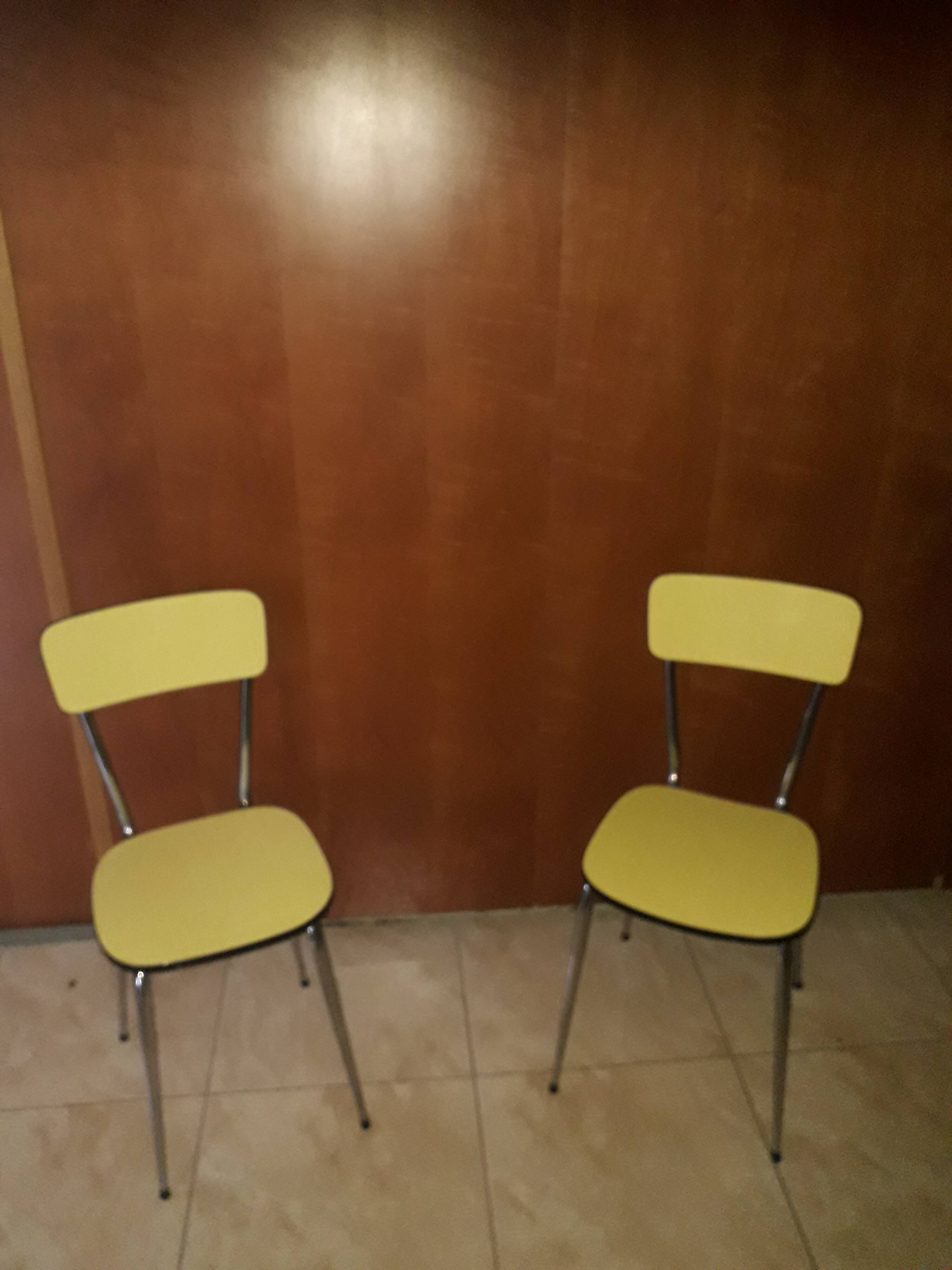 Paire de chaises en formica jaune  vintage