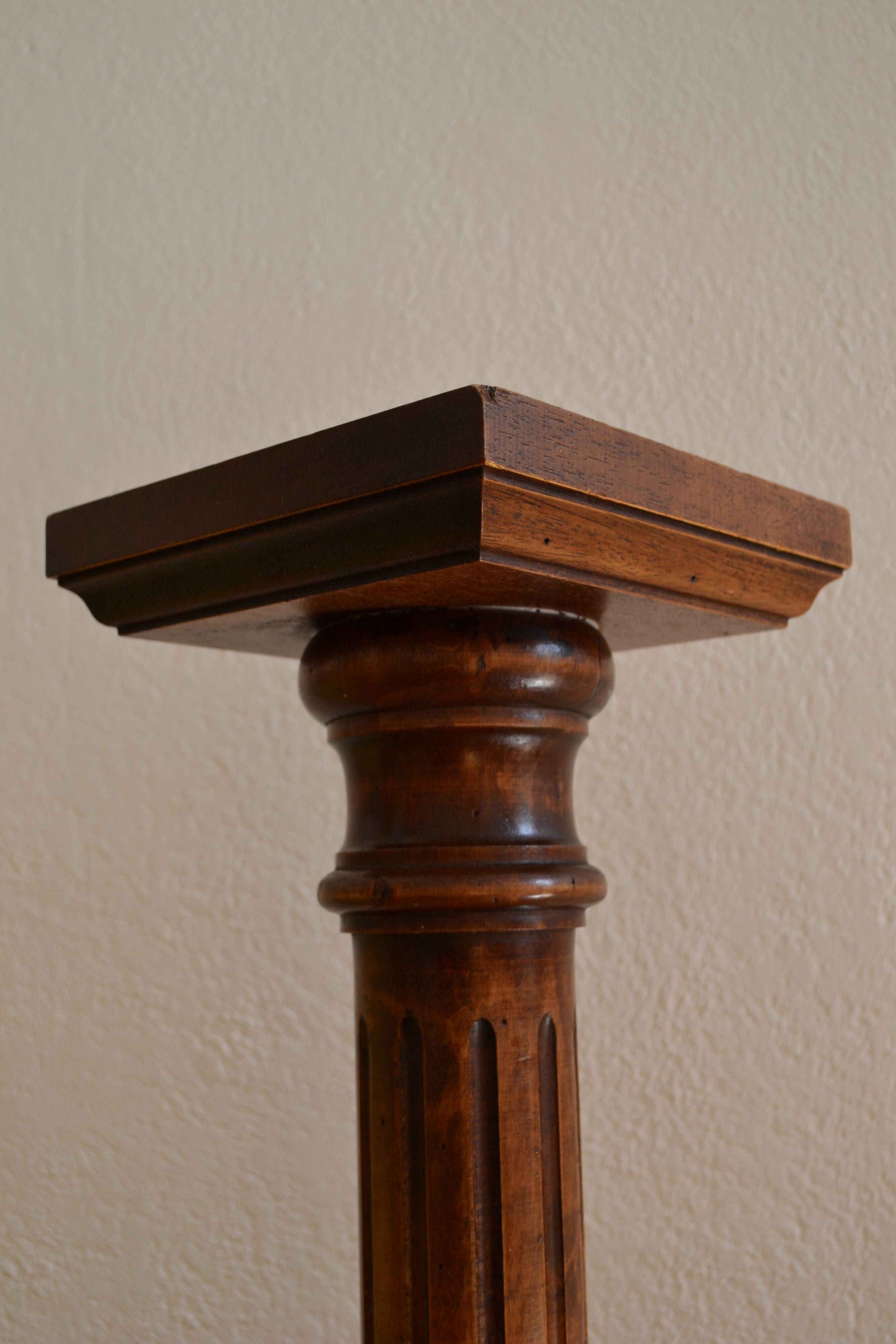 Wooden column pedestal in Louis XVI style, height: 93 cm.