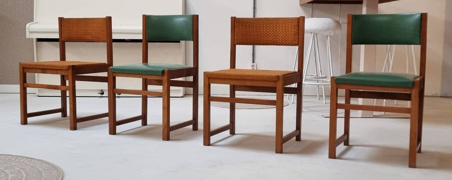 Quatre chaises du milieu du siècle