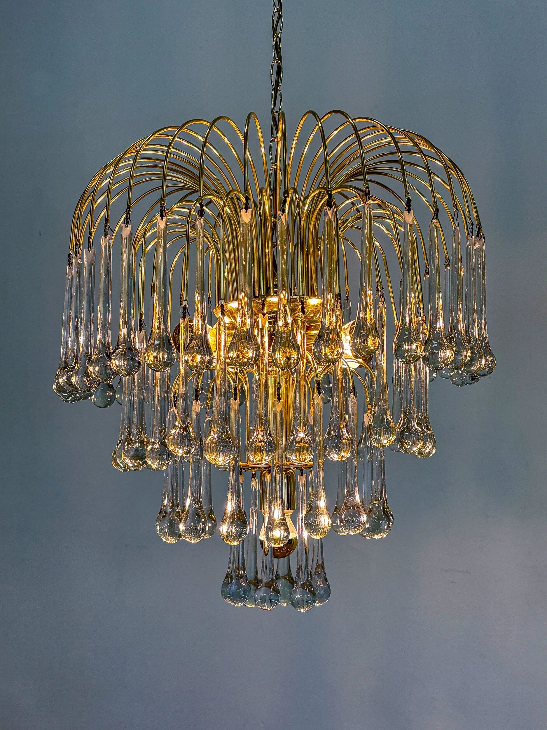 Lustre en forme de goutte d'eau à quatre niveaux par Venini, en verre de Murano, Italie, années 1970.