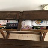 Bureau d’écolier ancien et ses encriers